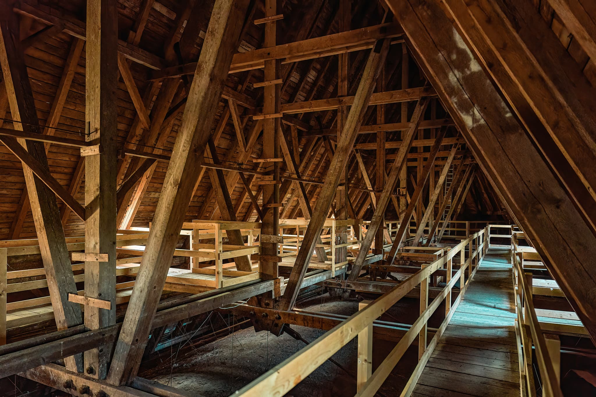 Dachstuhl der Pfarrkirche Heilige Familie in Bad Griesbach, Landkreis Passau, Niederbayern, Bayern, Deutschland. Holzkonstruktion des Dachgeschosses.