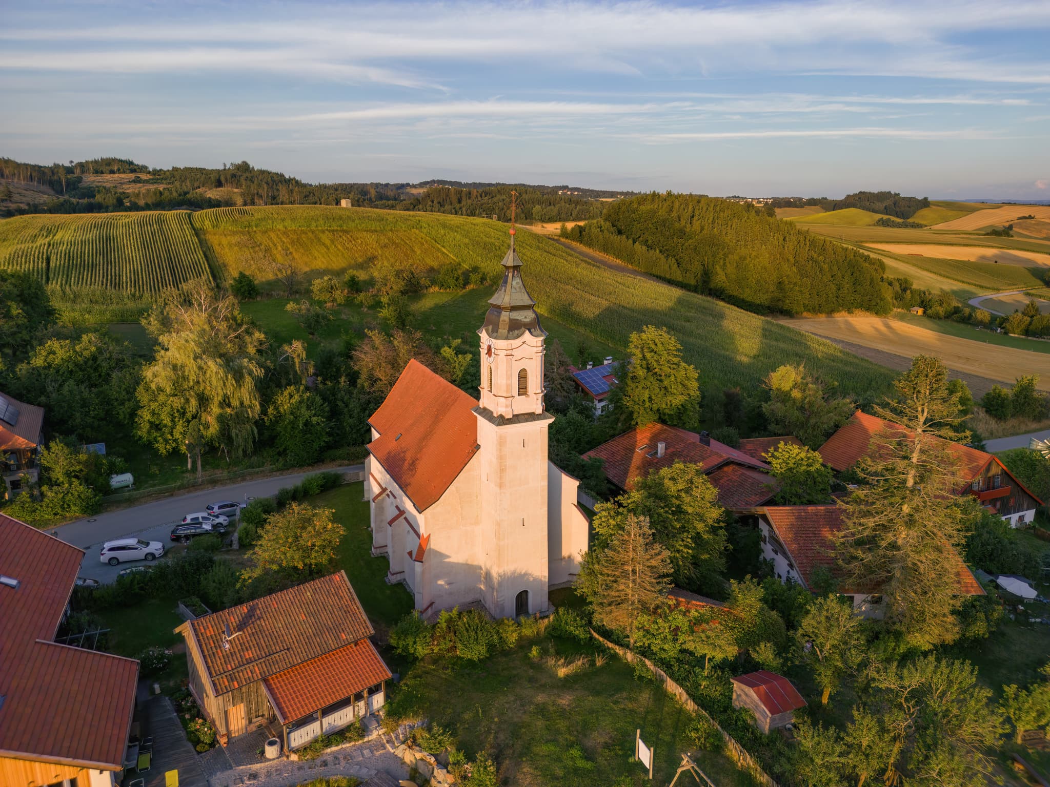 Luftaufnahme der Wallfahrtskirche St. Wolfgang in Bad Griesbach, Landkreis Passau, Niederbayern, Deutschland. Malerisch eingebettet.