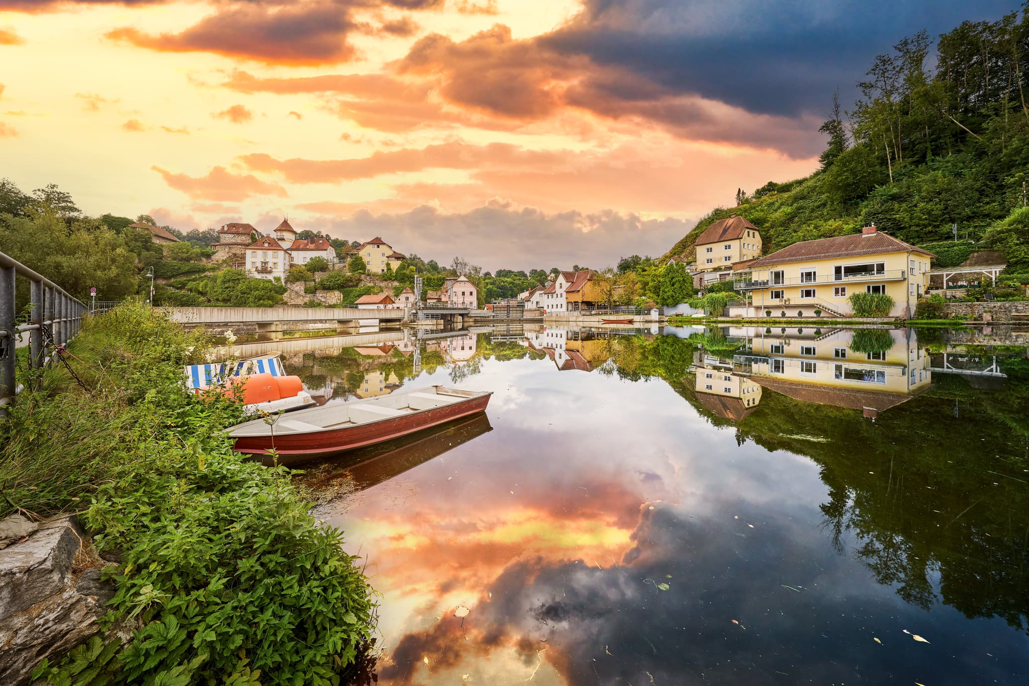 Sonnenuntergang über Hals Ilz in Niederbayern, Deutschland. Wunderschöne Spiegelung im Fluss, Bayerischer Wald.  Erleben Sie die Region Passau.