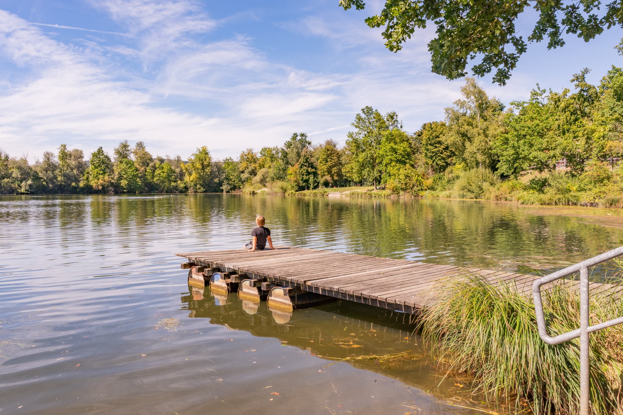 Steg am Waldsee Lago Sommer in Kirchdorf am Inn. Idyllische Naturkulisse im Landkreis Rottal-Inn, Niederbayern, Deutschland, nahe dem Bäderdrieck.