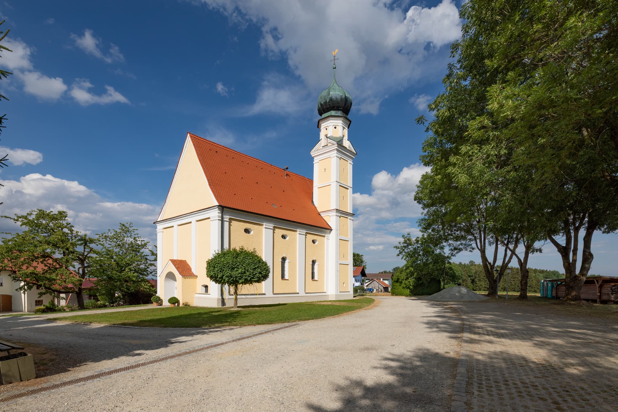 Kirche Maria Heimsuchung in Langwinkl, Gemeinde Bayerbach, Landkreis Rottal-Inn, Niederbayern, Holzland, Bäderdrieck. Kirche mit angrenzendem Vorplatz.