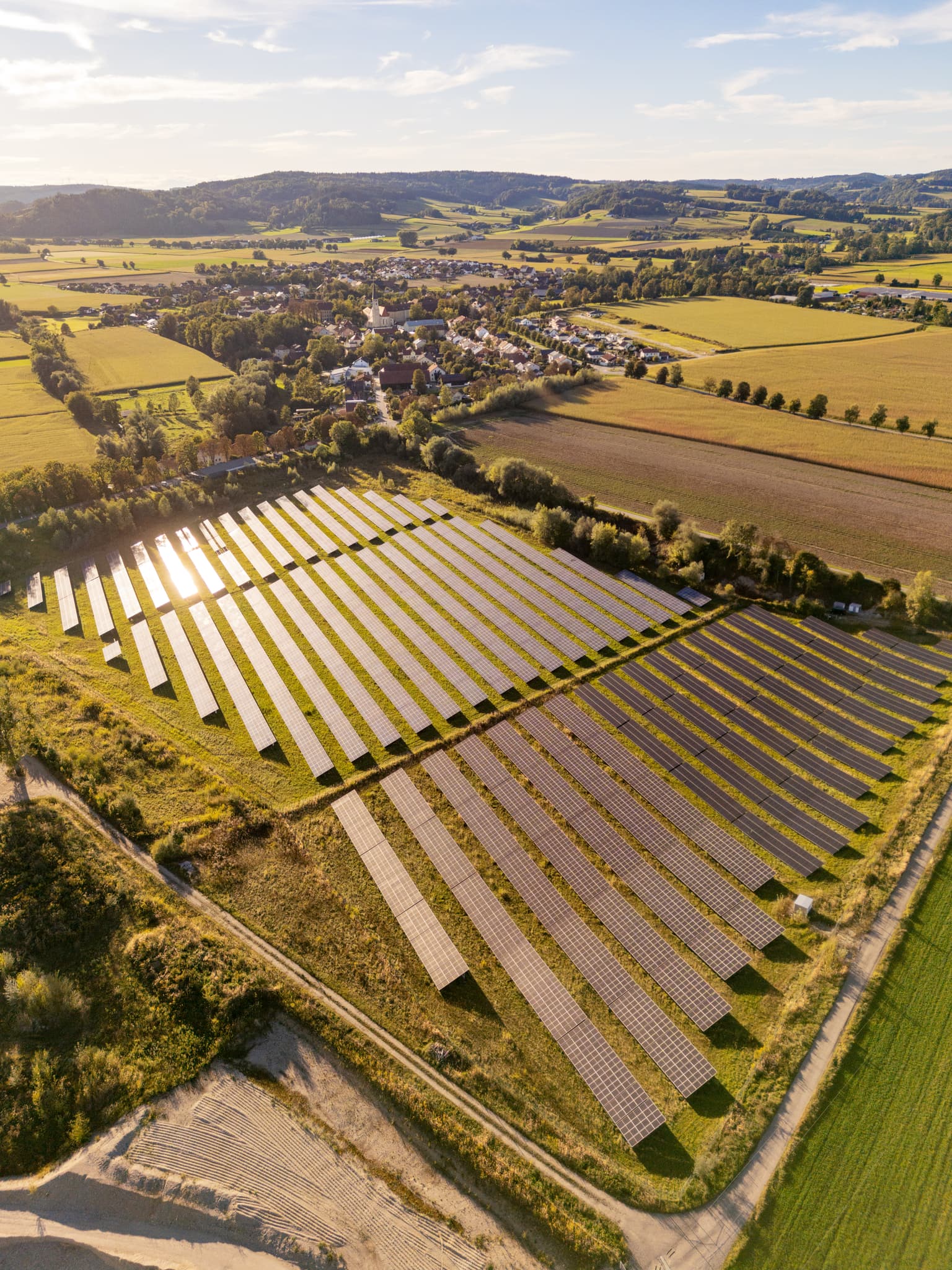 Luftbild der PV-Freiflächenanlage hinter Naturium bei Ering am Inn, Rottal-Inn, Niederbayern, Deutschland. Grüne Energie im Bäderdrieck.