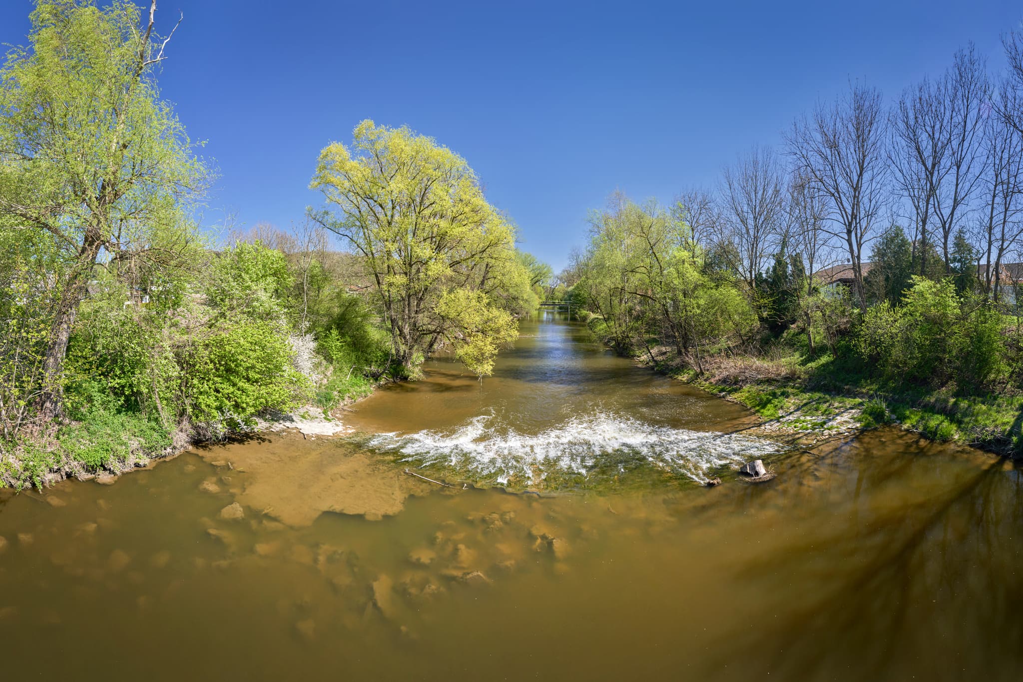 Entdecken Sie das Isen Panorama bei Erharting im Landkreis Mühldorf am Inn. Eine malerische Landschaft in Oberbayern, Region Inn-Salzach, Deutschland.