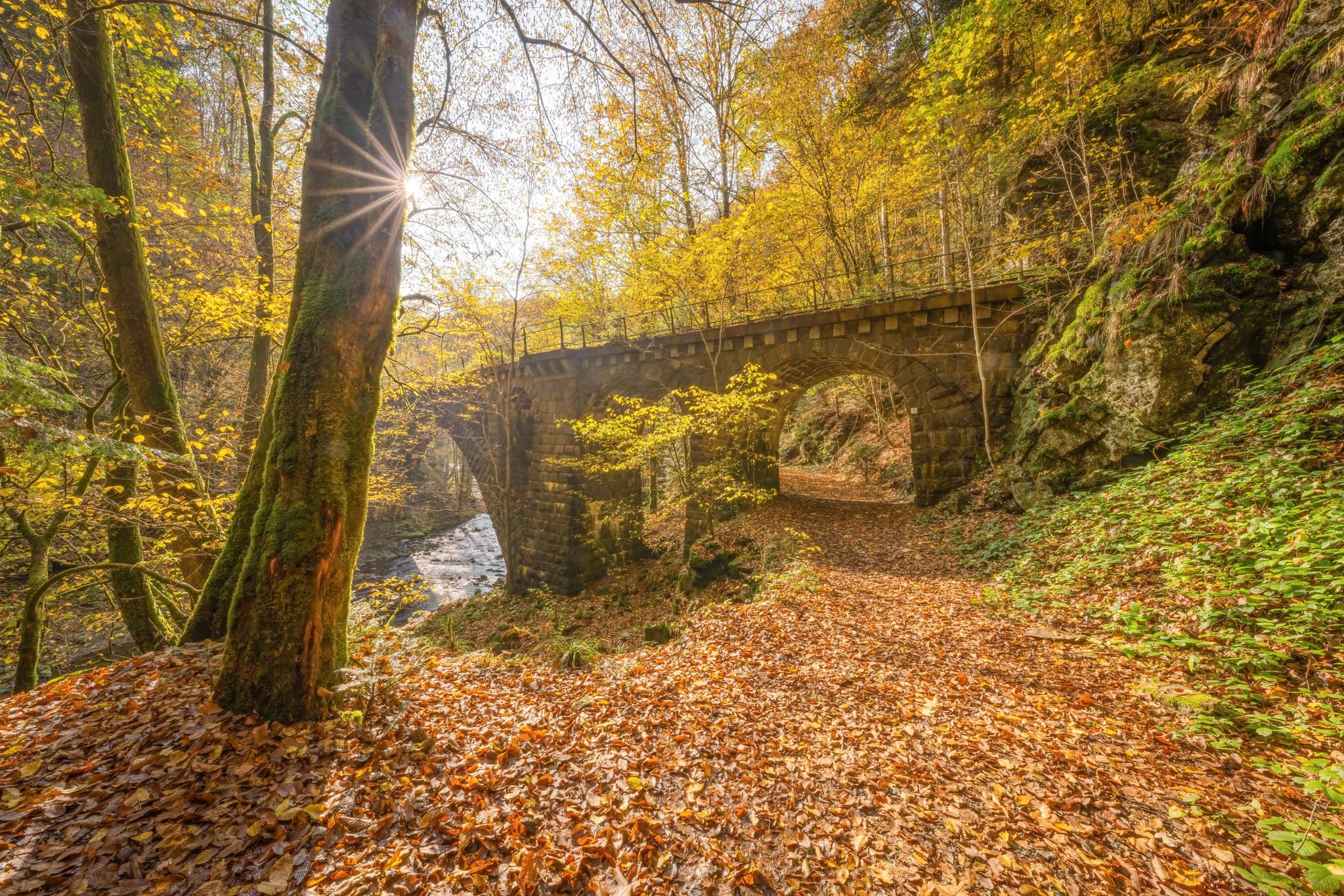 Historische Granitbahn-Brücke über den Erlau Bach im Erlautal, Thyrnau, Obernzell im Landkreis Passau, Niederbayern, Donau-Wald, Deutschland.
