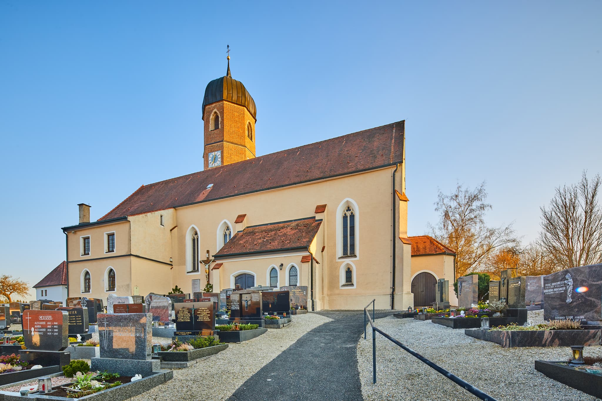 Kirche und einen Friedhof in Martinskirchen, Wurmannsquick, Landkreis Rottal-Inn, Niederbayern. Motiv in der Region Holzland, Deutschland.