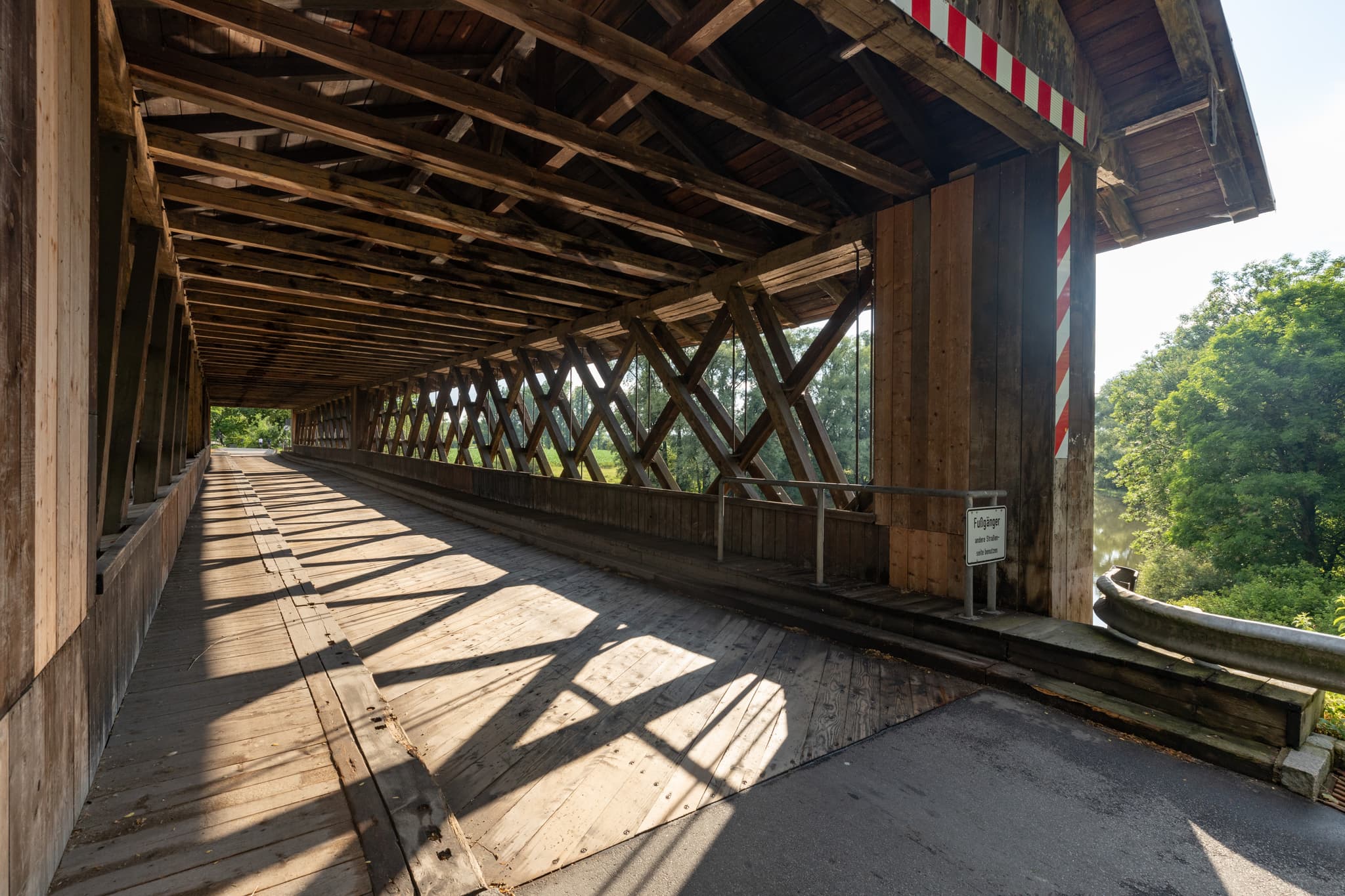 Holzbrücke über die Rott in Mittich, Neuhaus am Inn im Landkreis Passau, Niederbayern. Eine charakteristische Holzkonstruktion im Bayerischen Wald, Deutschland.