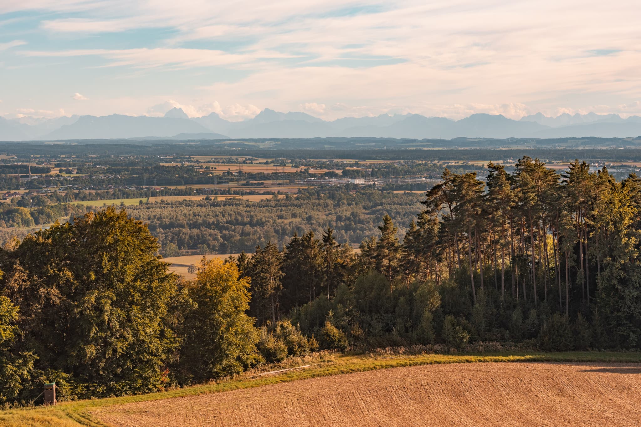 Aussicht von Bertenöder Kapelle, Stubenberg, Rottal-Inn, Niederbayern, Deutschland. Landschaft im Holzland, Siedlungen. Weitblick bis zu den Alpen.