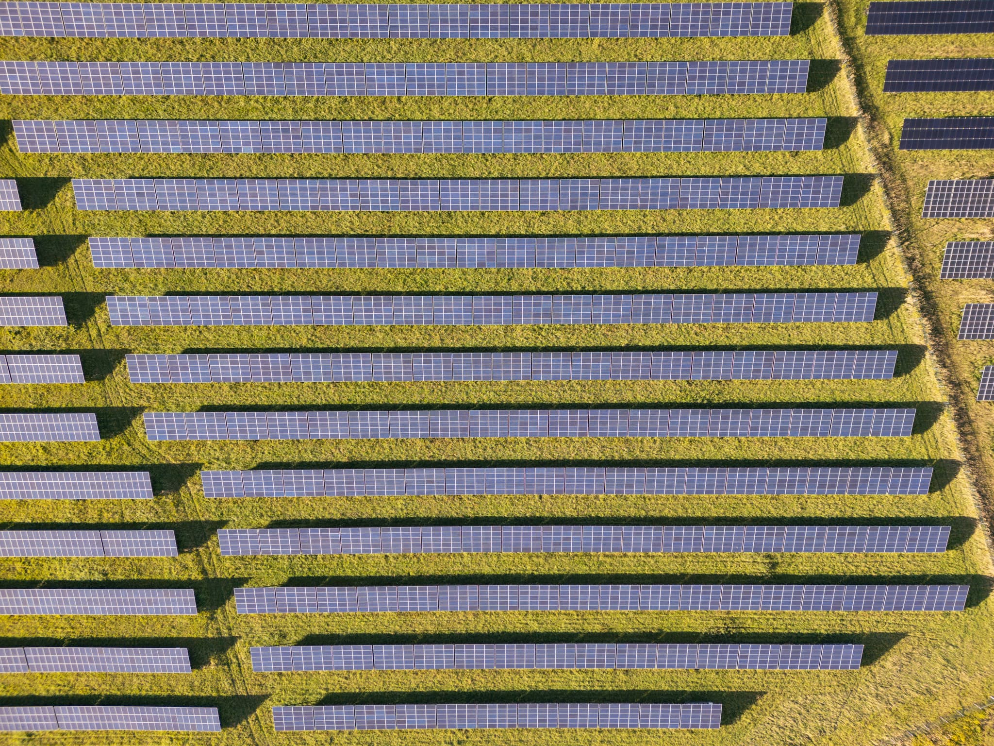 Luftaufnahme einer PV-Freiflächenanlage hinter Naturium, Ering am Inn, Rottal-Inn, Niederbayern. Energieerzeugung in der Bäderdreieck Region, Deutschland.