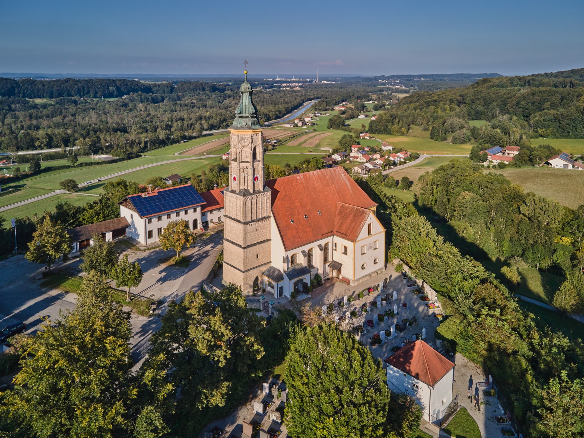 Luftbild Margarethenberg, Burgkirchen, Altötting, Oberbayern, Inn-Salzach, Deutschland. Zeigt Kirche und Friedhof, ländliche Bebauung, Felder.