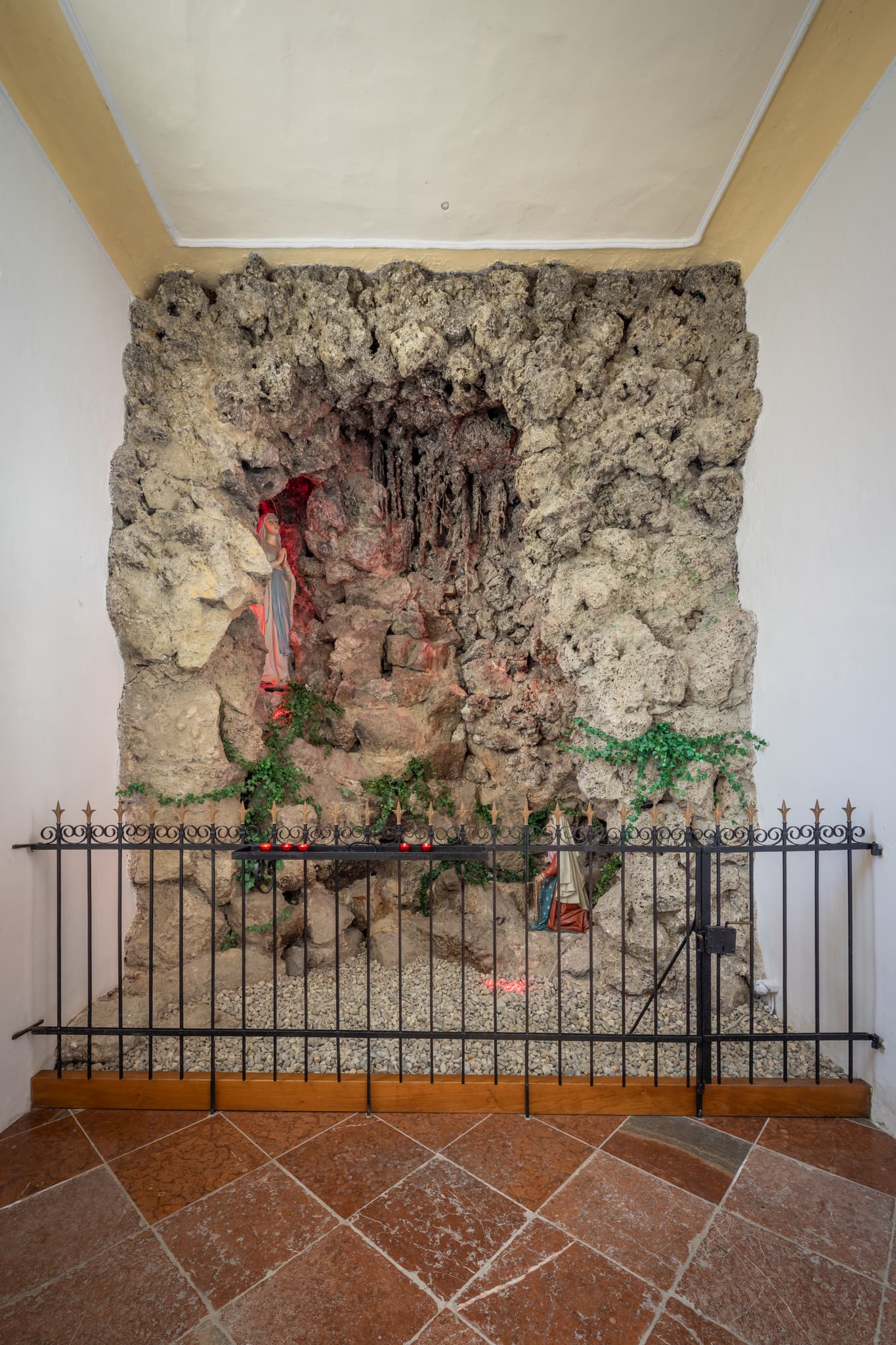 Grotte mit Marienstatue und Figuren in Kirche Ort, Unterdietfurt. Gelegen im Landkreis Rottal-Inn, Niederbayern, Deutschland, Region Holzland.