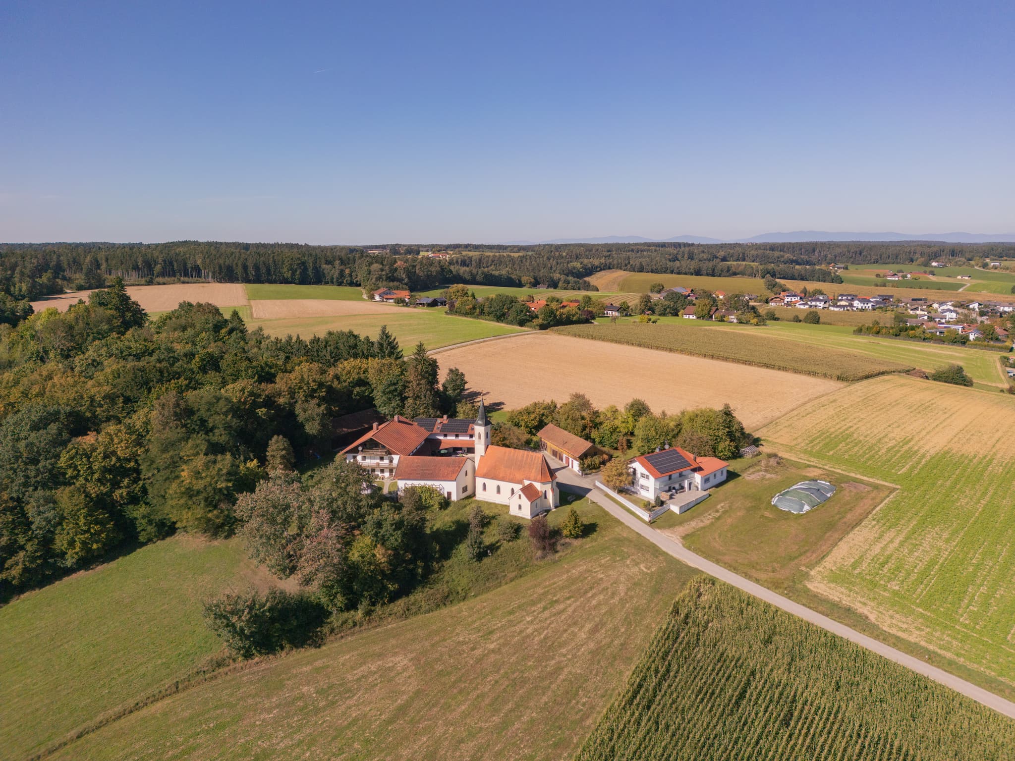 Wallfahrtskirche Mariä Himmelfahrt Guteneck, Gemeinde Johanniskirchen, Rottal-Inn, Niederbayern, Deutschland. Felder und Wälder im Holzland.
