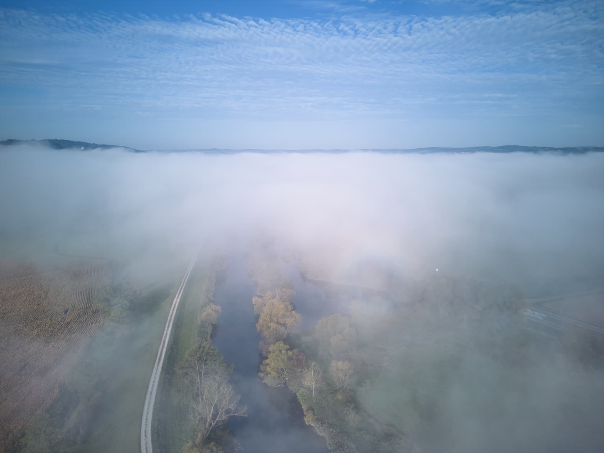 Herbstliche Landschaft über Bad Birnbach, Rottal-Inn, Niederbayern. Dichte Nebeldecke im Bäderdreieck. Die Rott schlängelt sich durch die Natur.