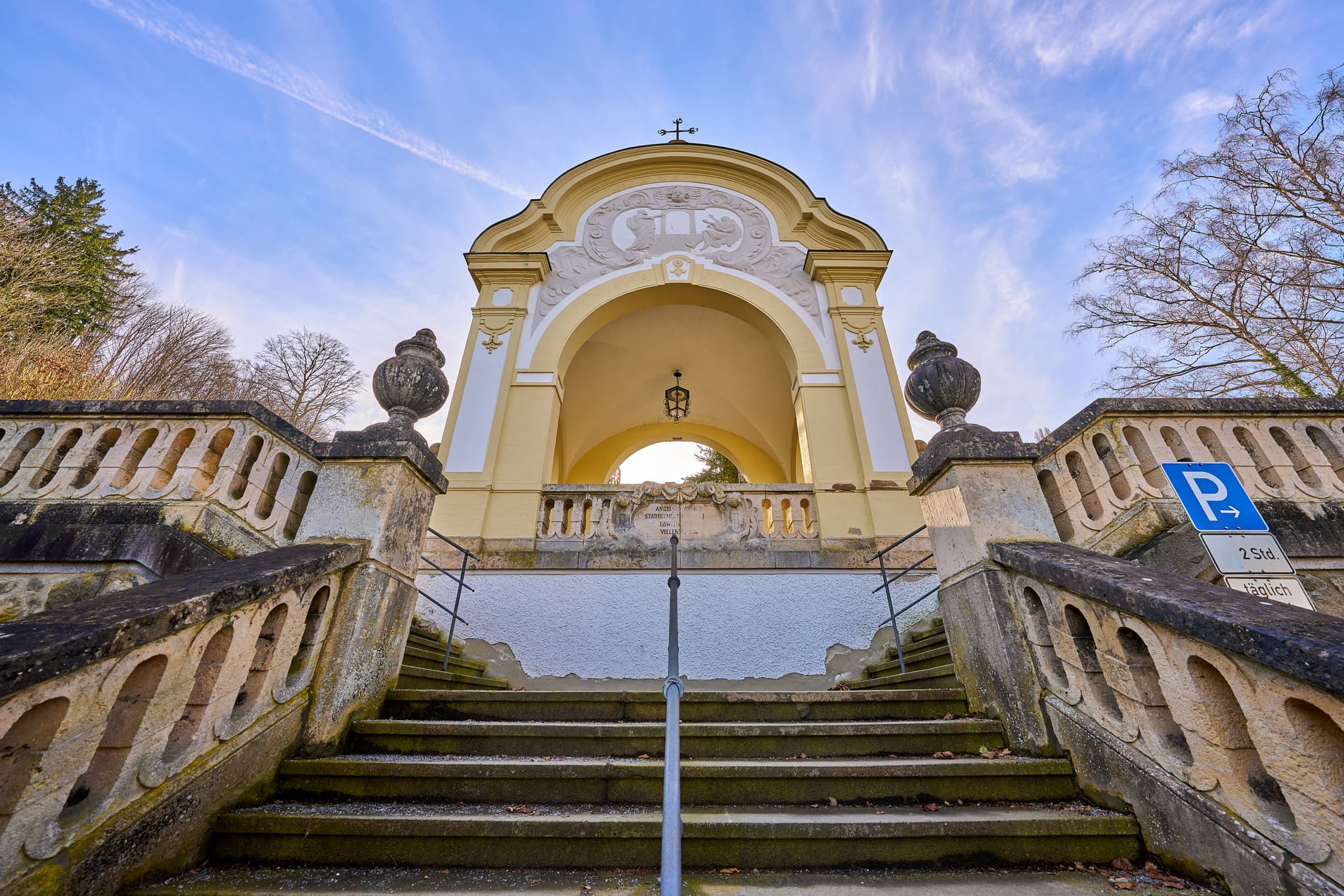 Historischer Treppenaufgang auf dem Innstadt Friedhof in Passau, Niederbayern. Inn-Salzach Region, Deutschland. Beeindruckende Architektur.