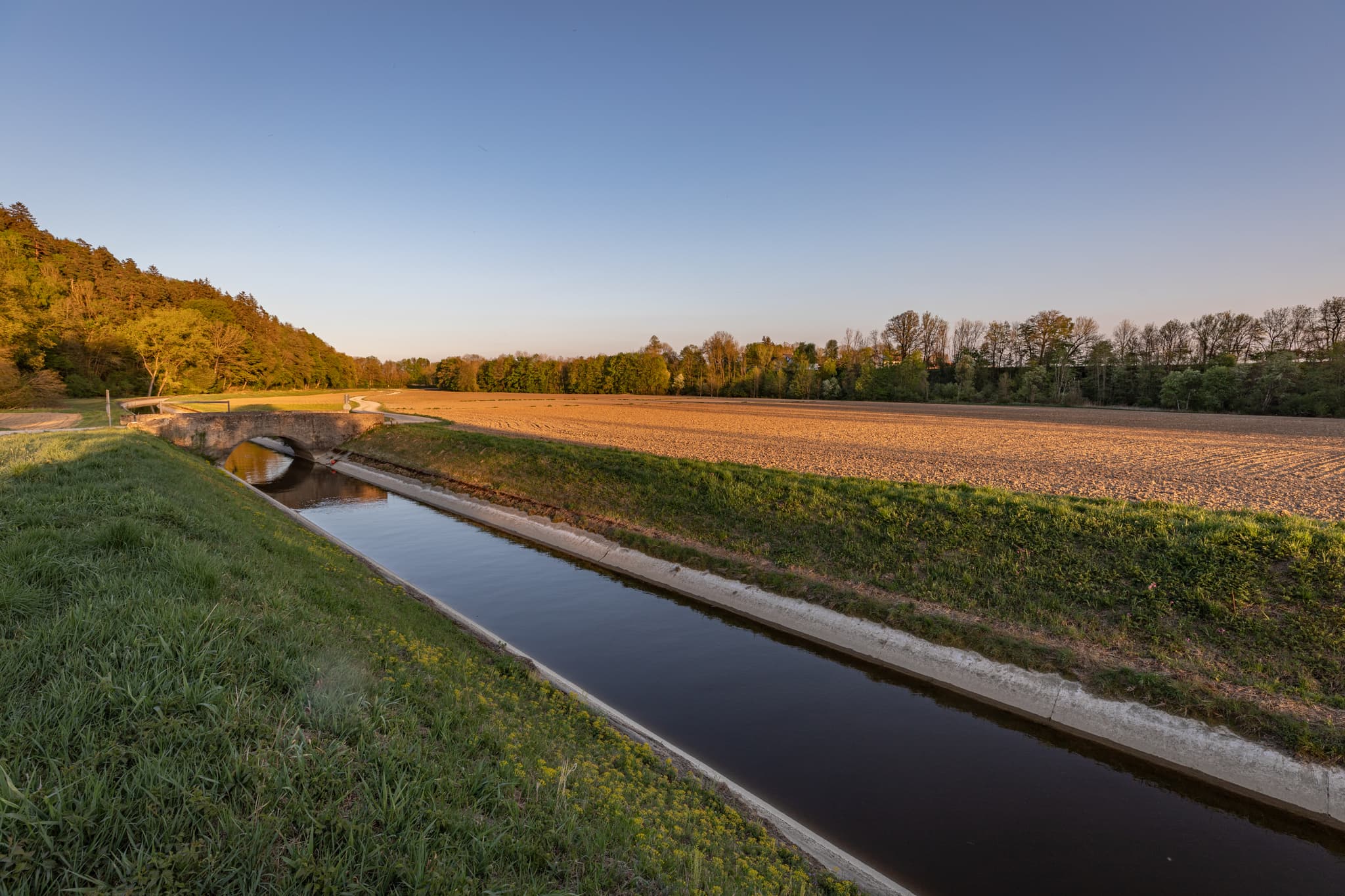 Panoramablick auf den Isenkanal bei Aufham, Winhöring, Landkreis Altötting in Oberbayern, Region Inn-Salzach. Eine malerische Landschaft in Deutschland.