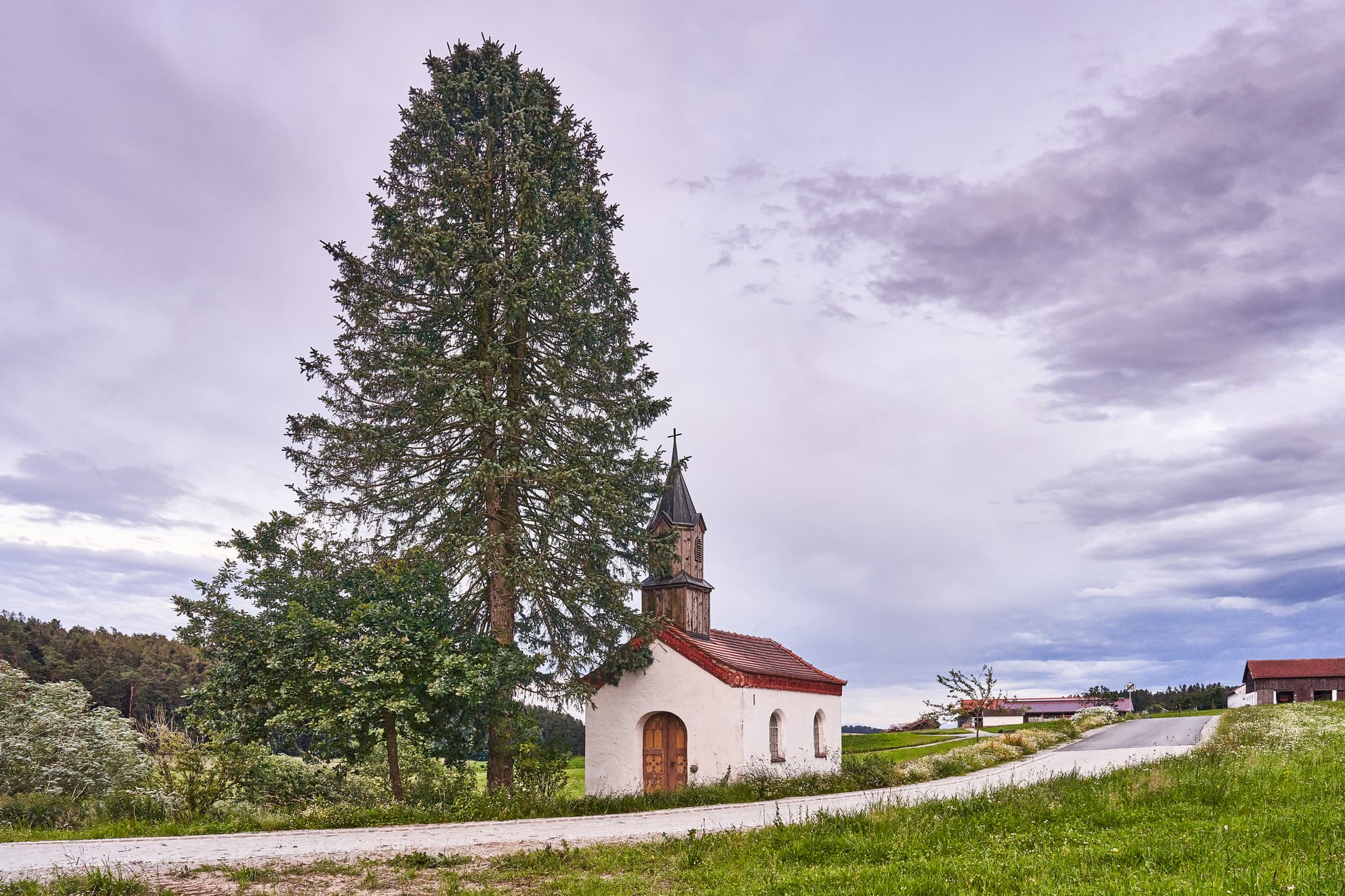 Perseis Kapelle in Oberthal, Reischach, Landkreis Altötting, Oberbayern, Deutschland. Bild zeigt ländliche Umgebung der Region Inn-Salzach / Holzland.