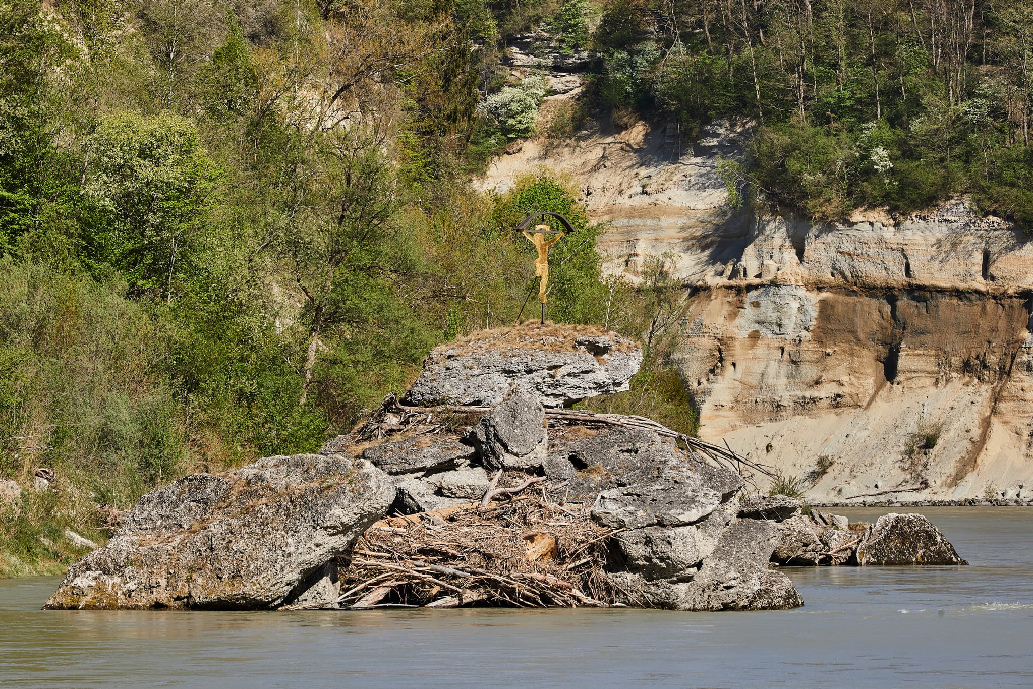 Kreuzfelsen, eine große Felsformation mit Vogelnest im Fluss bei Burghausen, Landkreis Altötting, Oberbayern, Deutschland. Prägt die Region Inn-Salzach.