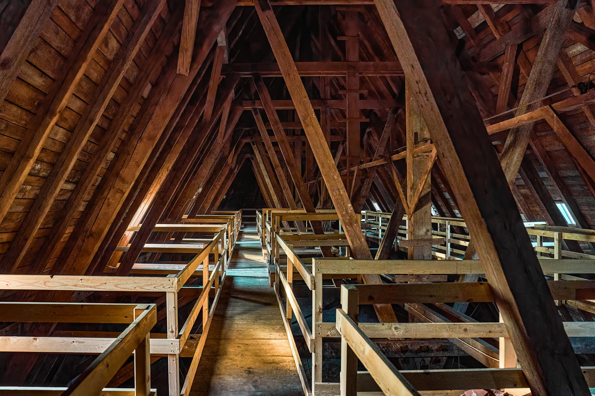 Dachstuhl der Pfarrkirche Heilige Familie in Bad Griesbach, Landkreis Passau, Niederbayern, Bayern, Deutschland. Holzkonstruktion des Dachgeschosses.