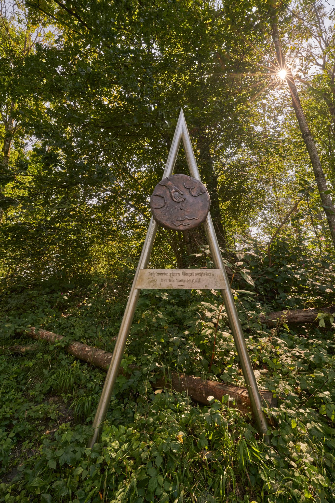 Pilgerstation in Lindloh, Ortsteil von Winhöring im Landkreis Altötting, Oberbayern. Motiv an der Isen umgeben von Grün in der Region Inn-Salzach, Deutschland.