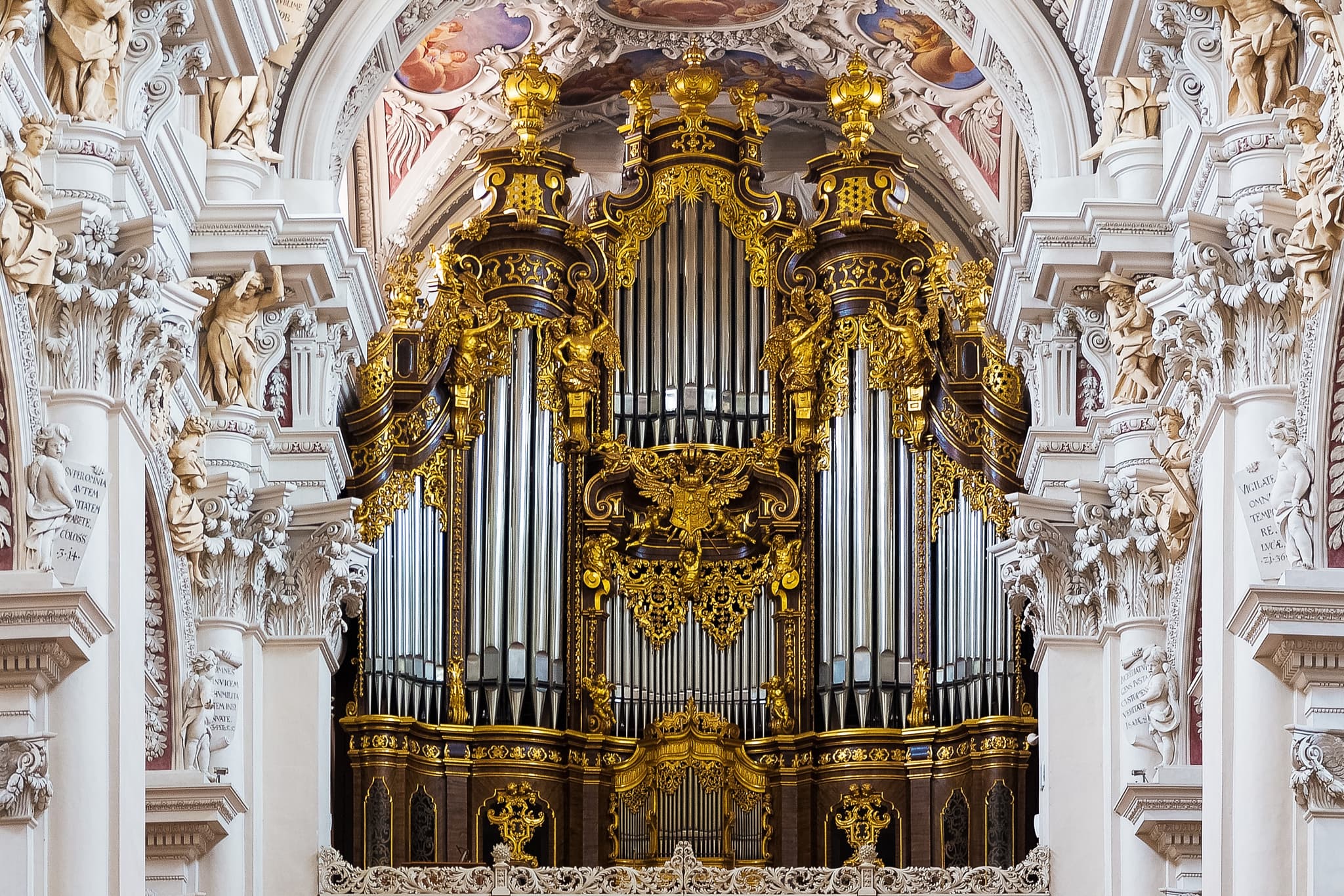 Die beeindruckende Orgel im Passauer Dom St. Stephan, Niederbayern, Region Inn-Salzach, Deutschland. Ein Meisterwerk der Orgelbaukunst.