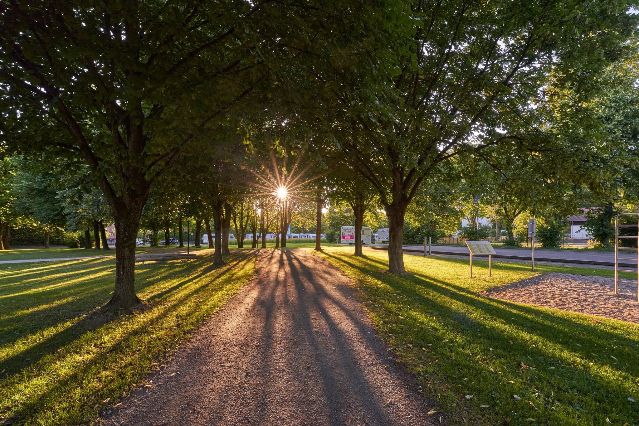 Kurparkwege in Bad Griesbach im Rottal, Landkreis Passau, Niederbayern, Deutschland. Einladende Atmosphäre für Erholung und Spaziergänge.