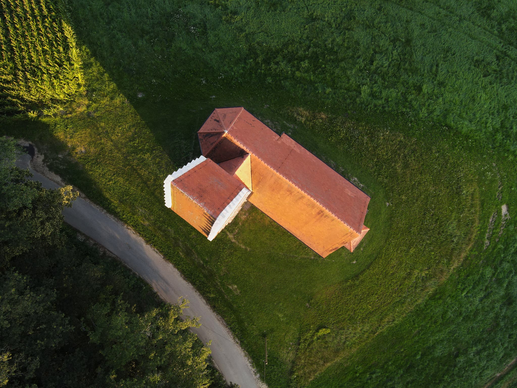 Sigrün Kirche in Pleiskirchen, Altötting, Oberbayern, Inn-Salzach, Bayern, Deutschland. Die Kirche steht auf einer erhöhten Position auf grünen Landschaft.