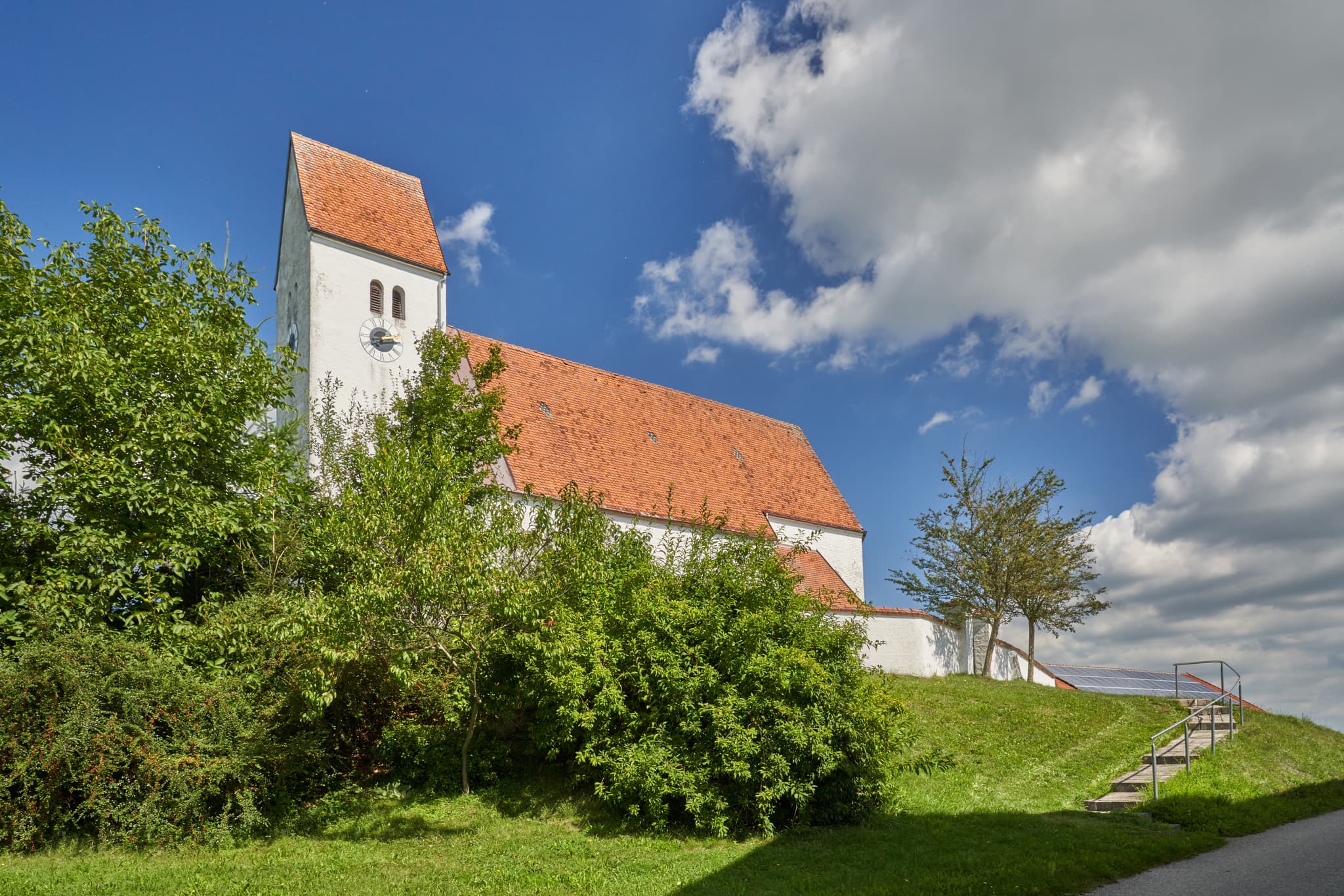 Georgenberg Kirche in Pleiskirchen, Landkreis Altötting, Oberbayern, Inn-Salzach, Bayern, Deutschland. Die Kirche steht auf einem Hügel.