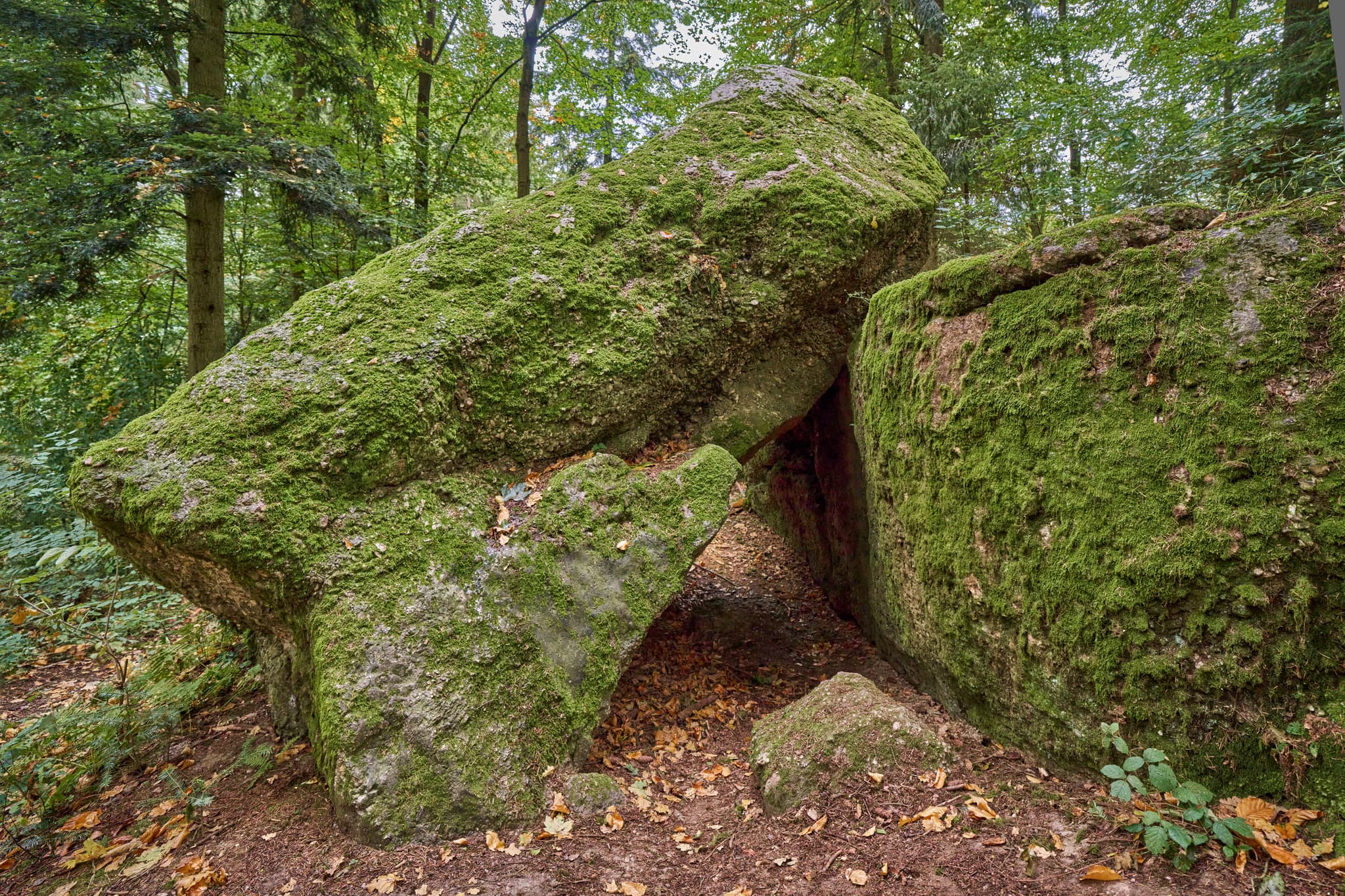 Teufelsstein in Bad Griesbach, Landkreis Passau, Niederbayern, Bayern, Deutschland. Das Bild zeigt Details der Felsstrukturen mit Farbreste.