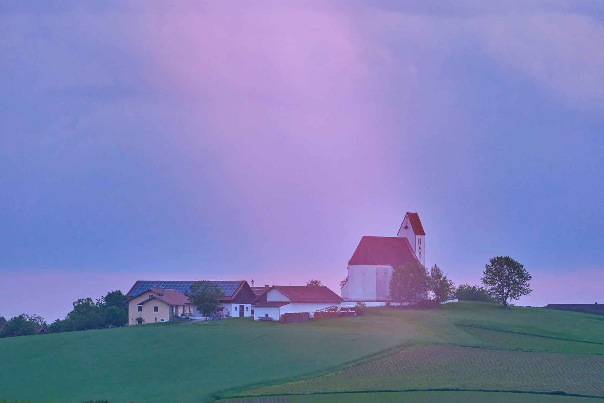 Kirche St. Georgenberg in Pleiskirchen, Altötting, Oberbayern, in der Inn-Salzach-Region Deutschlands. Es ist ein regionales Fotomotiv mit ländlicher Kulisse.