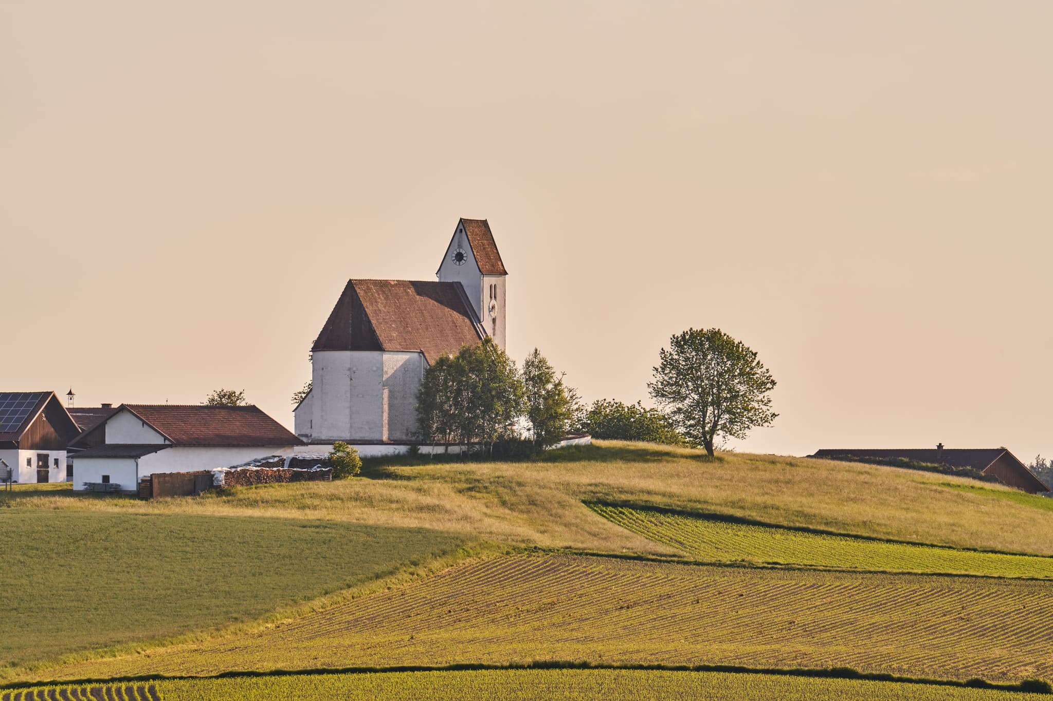 Filialkirche Georgenberg St. Georg, Pleiskirchen in Oberbayern, Inn-Salzach, Bayern, Deutschland. Es zeigt eine Kirche auf einem Hügel mit Feldern.
