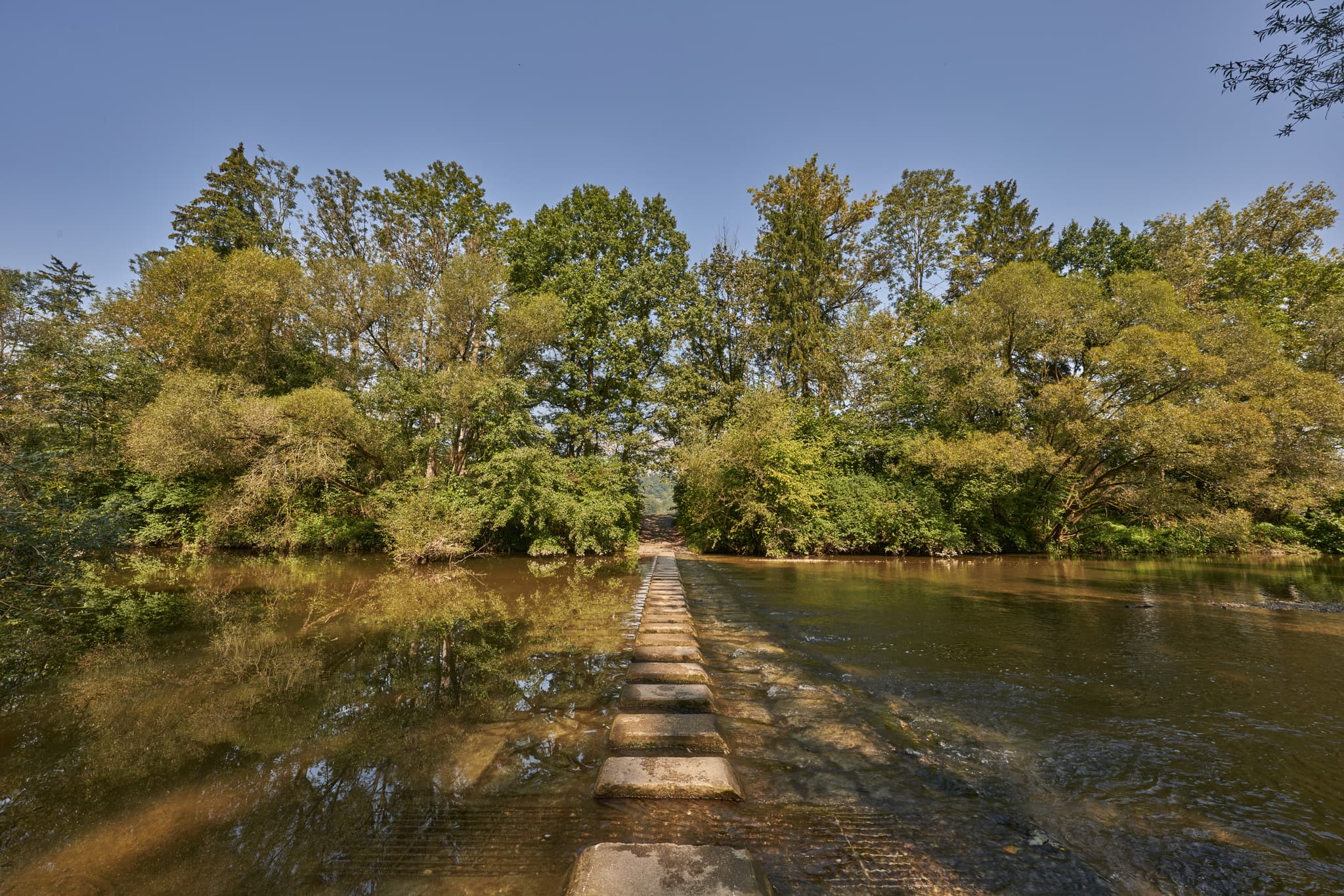 Trittsteine über die Isen bei Lindloh, Winhöring, Landkreis Altötting, Oberbayern. Natürliche Flusslandschaft der Region Inn-Salzach, Deutschland.