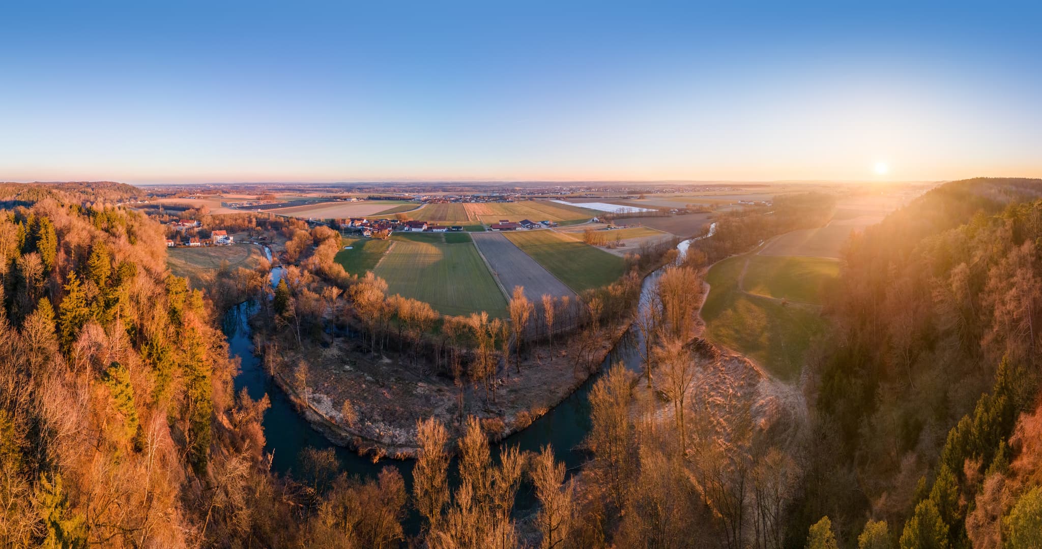 Panoramabild Engfurt nahe Aresing & Töging am Inn, Landkreis Altötting, Oberbayern. Eine malerische Aufnahme der Inn-Salzach Region in Deutschland.