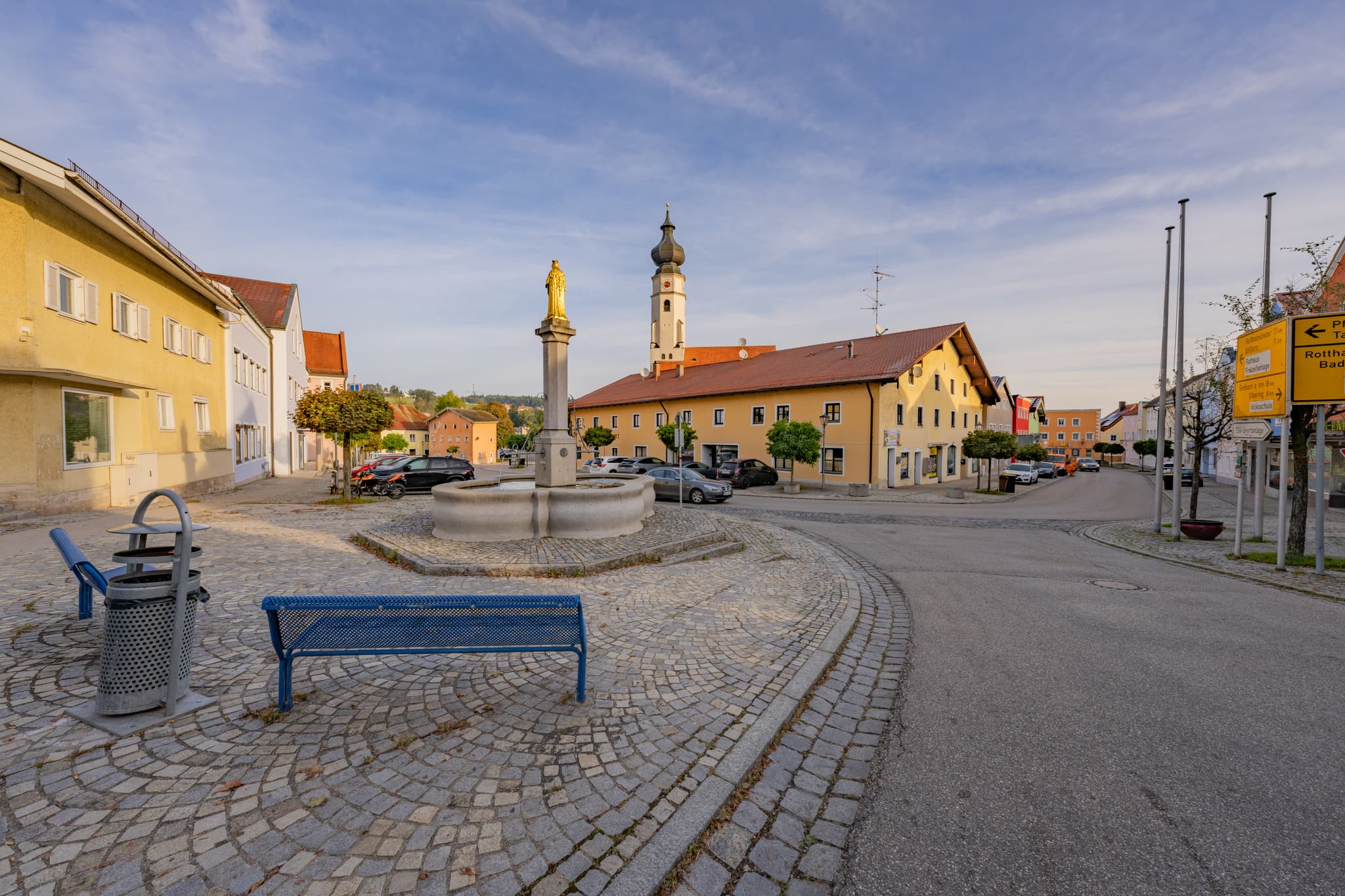 Marktplatz in Triftern, Landkreis Rottal-Inn, Niederbayern, Holzland, Bäderdrieck, Bayern, Deutschland. Bild zeigt den Ortsmittelpunkt mit Brunnen und Kirche.