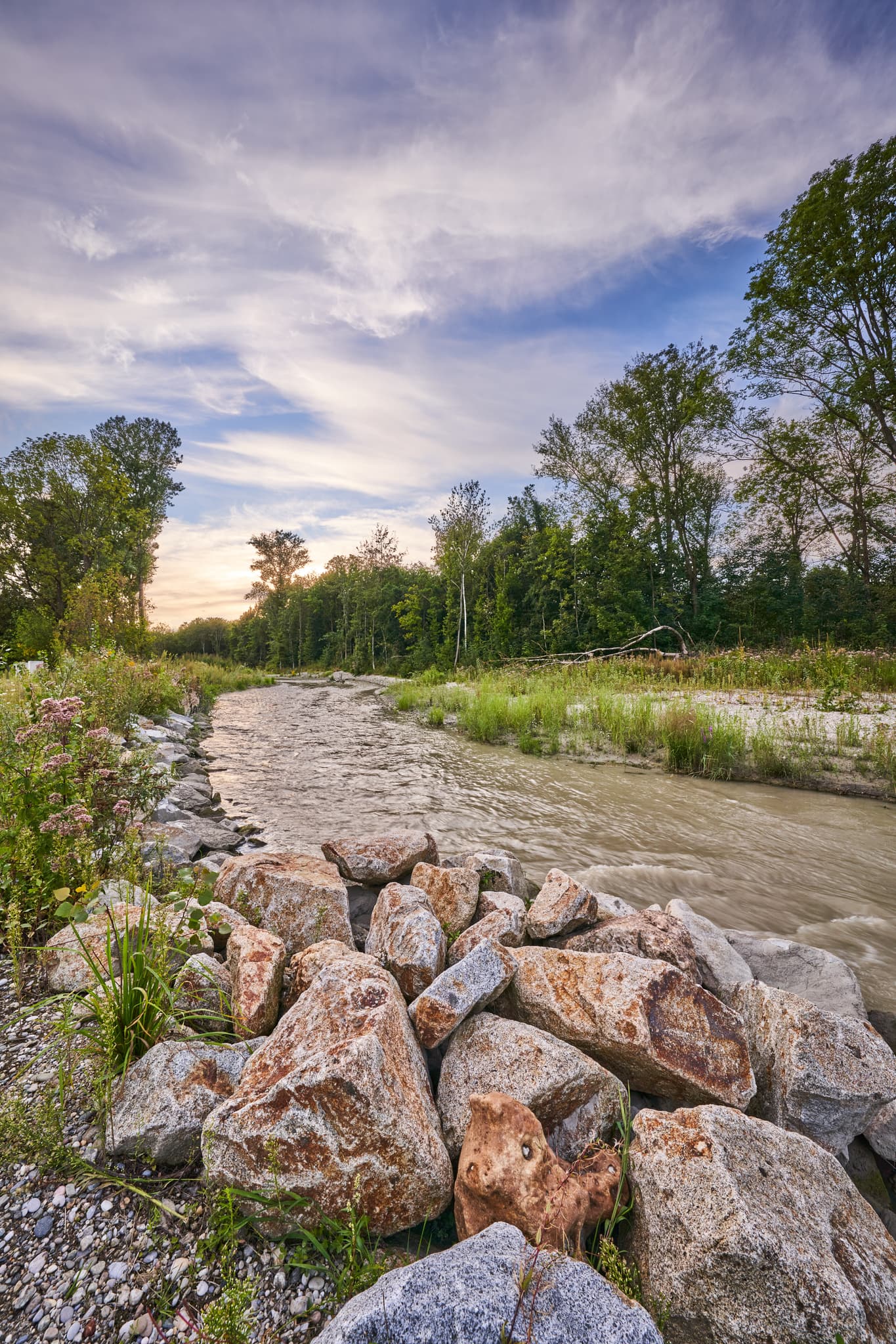 Fischwanderhilfe am Fluss Inn nahe Ering, Landkreis Rottal-Inn, Niederbayern. Darstellung des Flusslaufs, Ufersteine und Bäume im Bäderdreieck, Deutschland.
