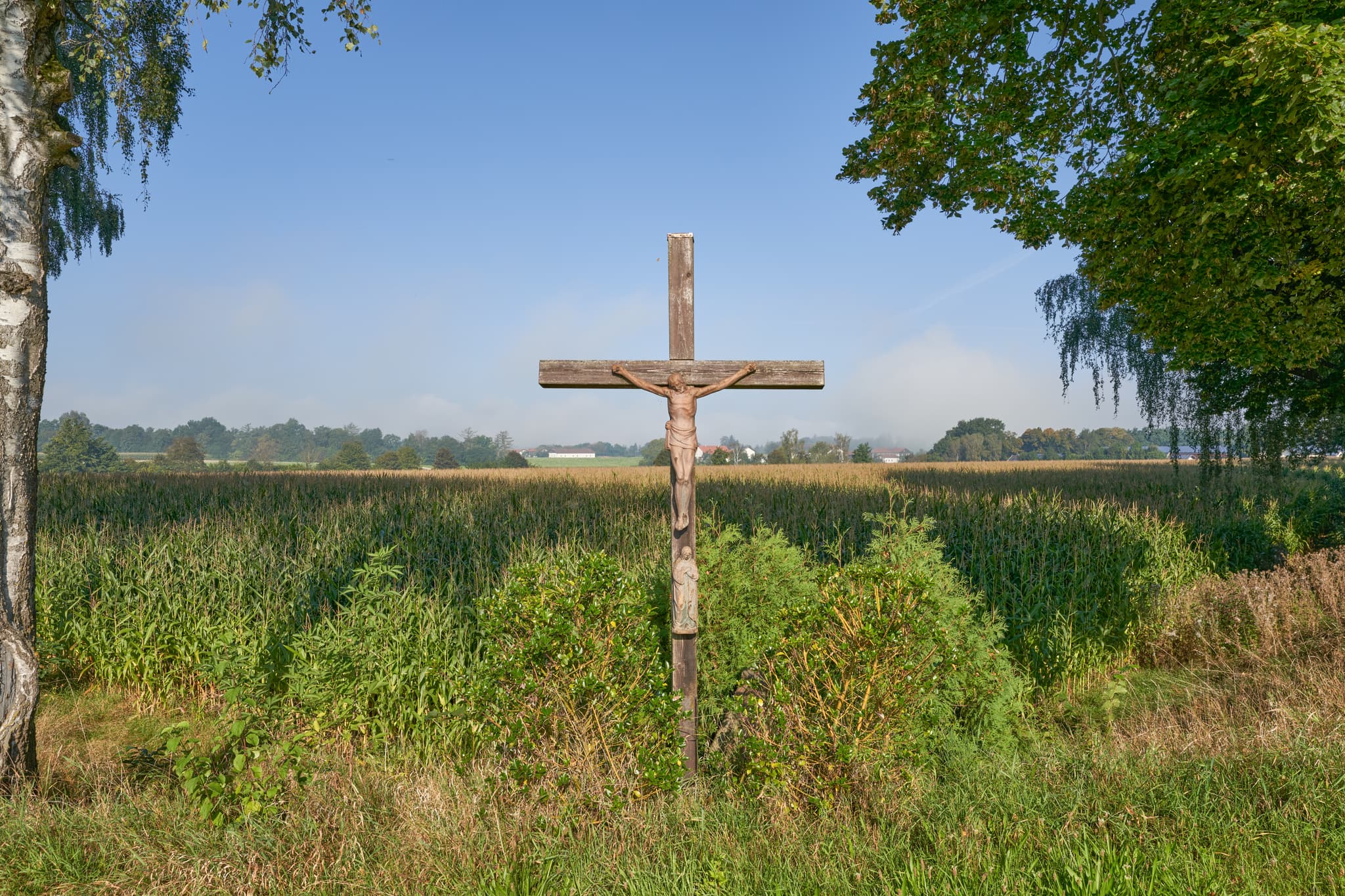 Holzkreuz mit einer Christusfigur am St.-Rupert-Pilgerweg bei Wallner a.d. Osterwies, Altötting, Oberbayern, Region Inn-Salzach, Bayern, Deutschland.