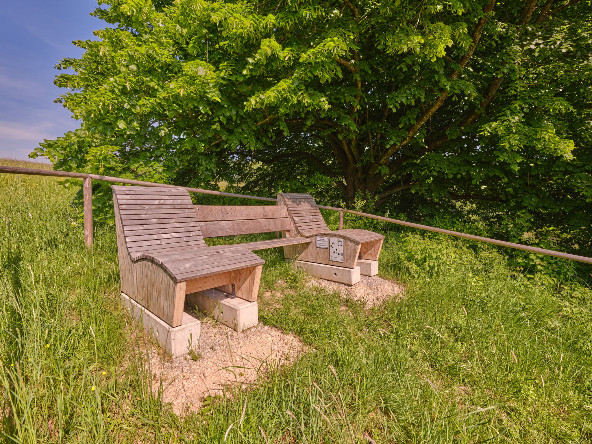 ILE Holzland „Bankerlweg“ in Steinhausen unter einem großen Laubbaum, Gemeinde Erlbach, Landkreis Altötting, Oberbayern, Region Inn-Salzach, Deutschland.