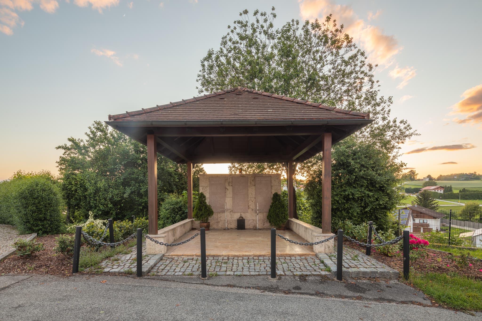 Kriegerdenkmal in Taubenbach, Gemeinde Reut, Landkreis Rottal-Inn, Bayern. Gedenkstätte, Deutschland.