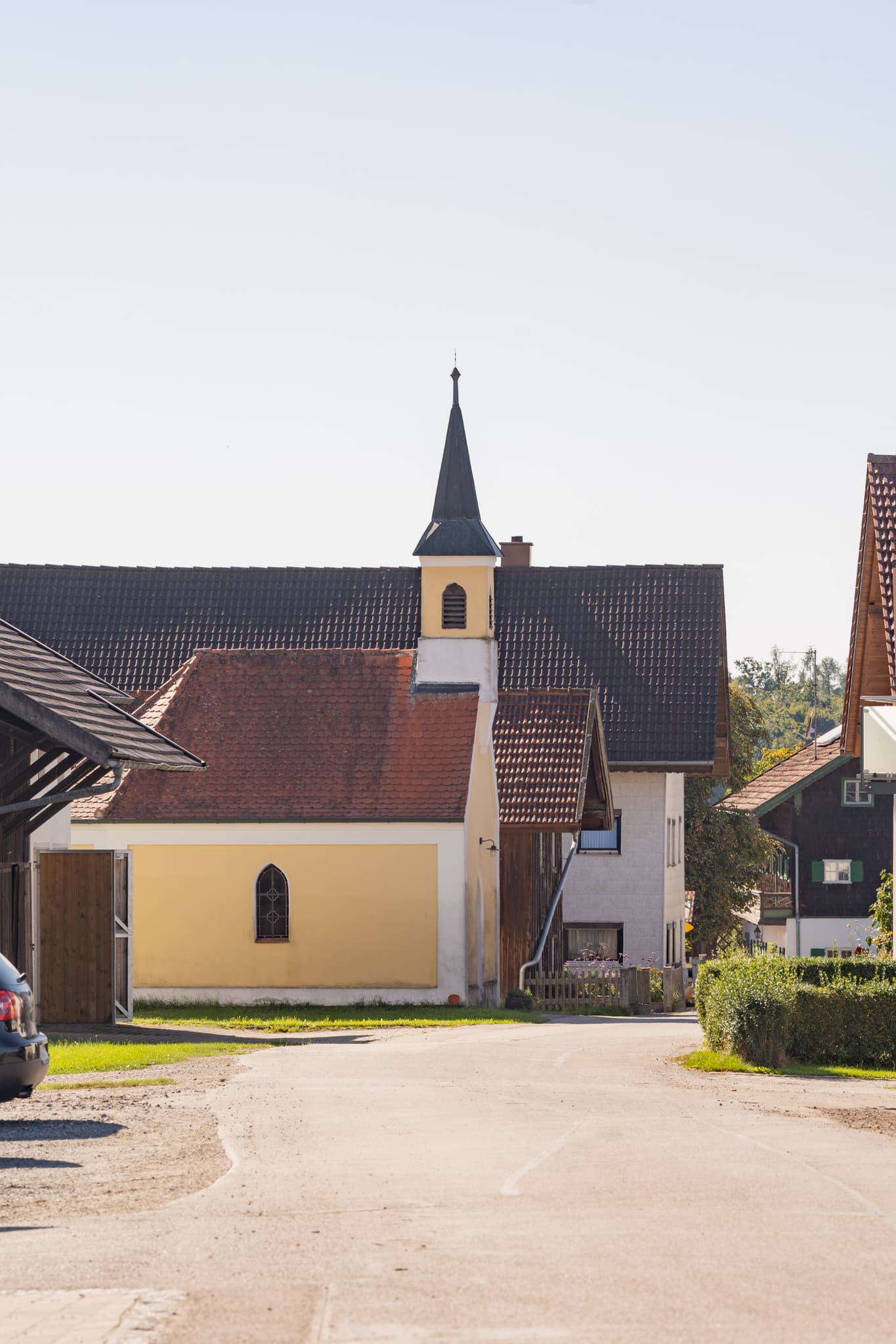 Ortsansicht und Kirche von Lapperding, Johanniskirchen, im Landkreis Rottal-Inn, Niederbayern. Dieses Bild zeigt die ländliche Szenerie im Herzen des Holzlands.