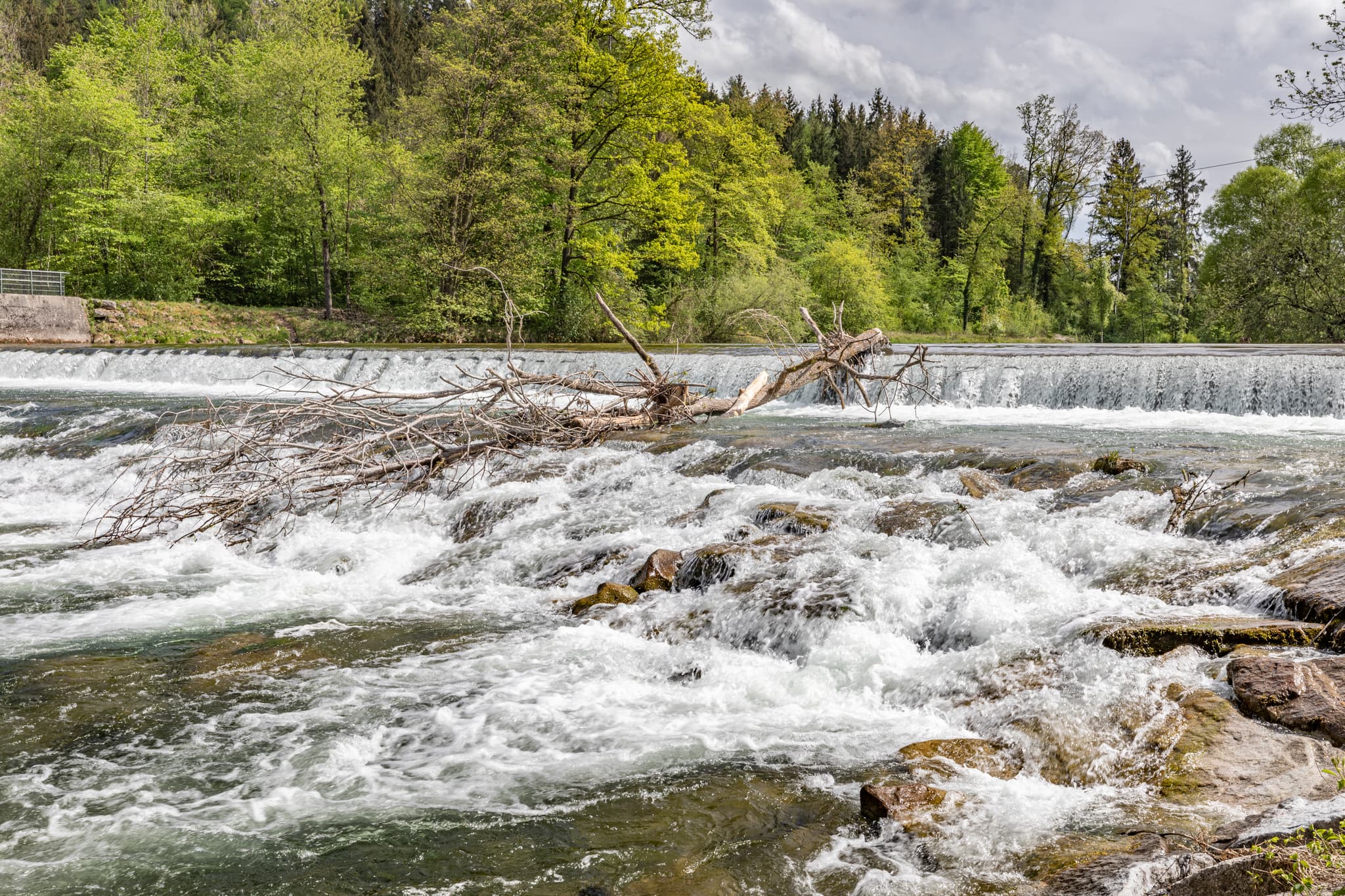 Wasserfall an der Alz bei Garching im Landkreis Altötting, Oberbayern, Deutschland. Eine typische Flusslandschaft der Inn-Salzach Region.