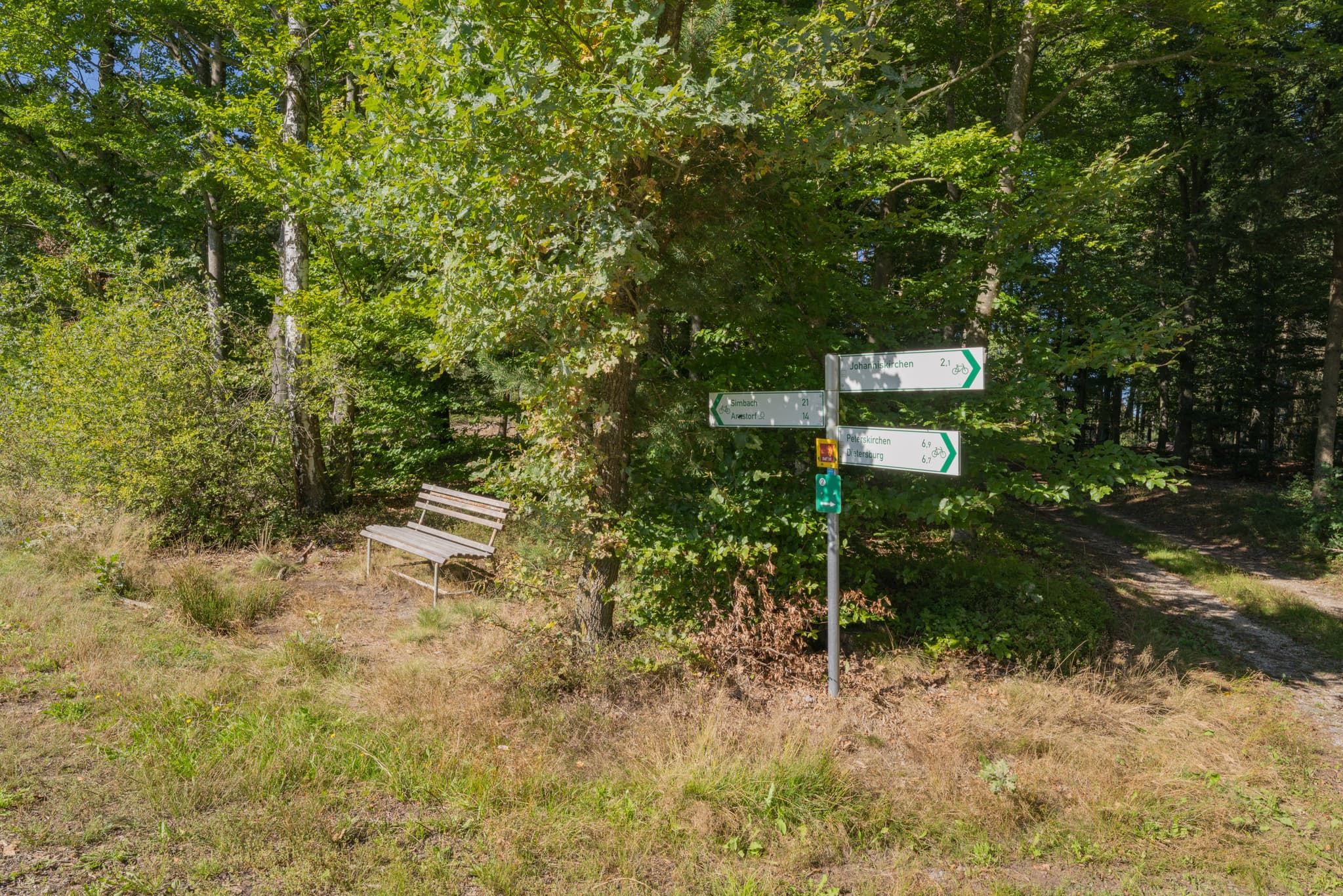 Landschaft am Wanderweg 2 bei Guteneck, Johanniskirchen, Landkreis Rottal-Inn, Niederbayern. Im Holzland Deutschlands. Wegweiser und eine Rastbank.