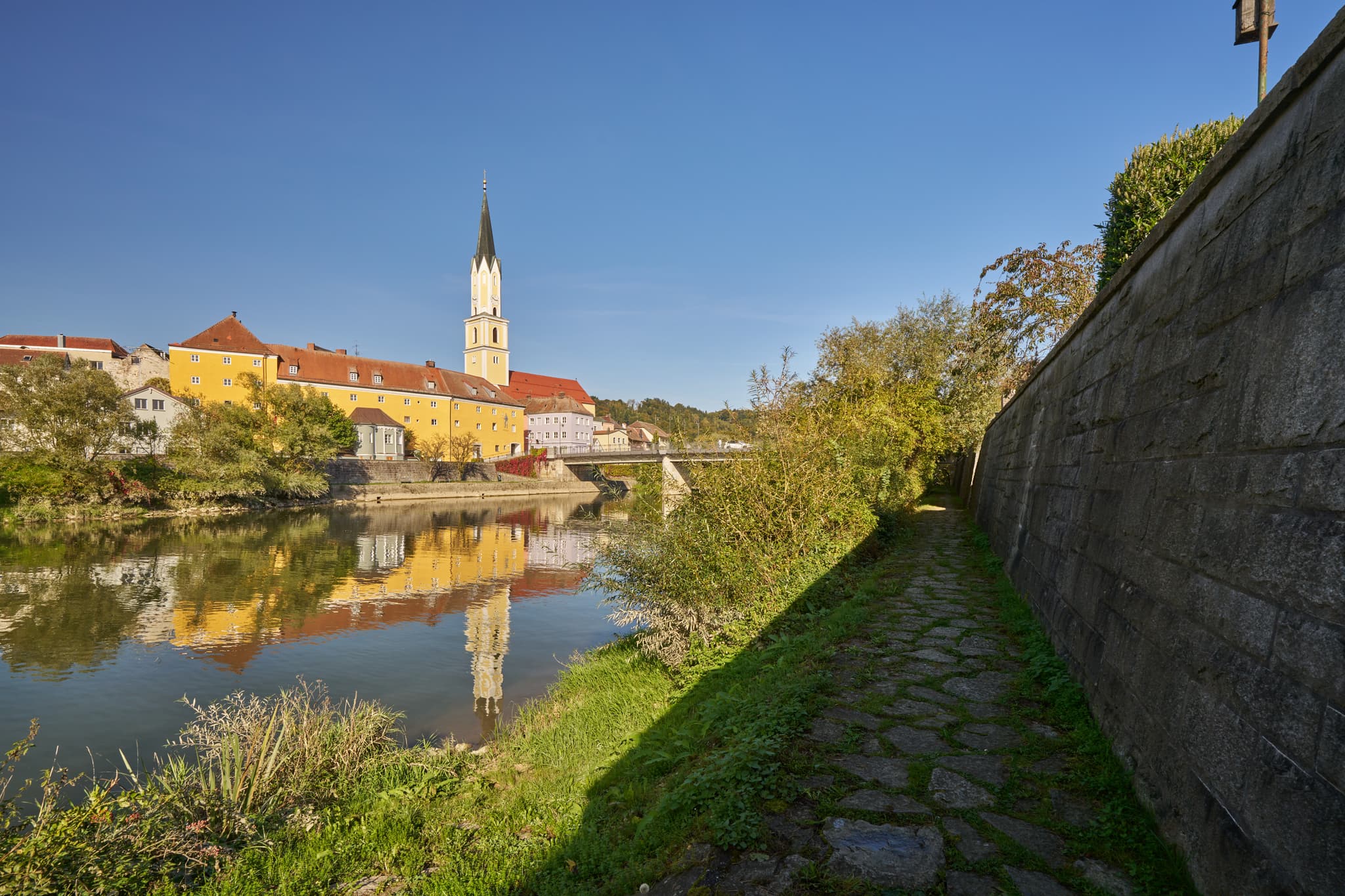 Die Stadtansicht von Vilshofen an der Vils im Landkreis Passau, Niederbayern, Deutschland. Ein malerischer Blick im Donau-Wald auf historische Architektur.