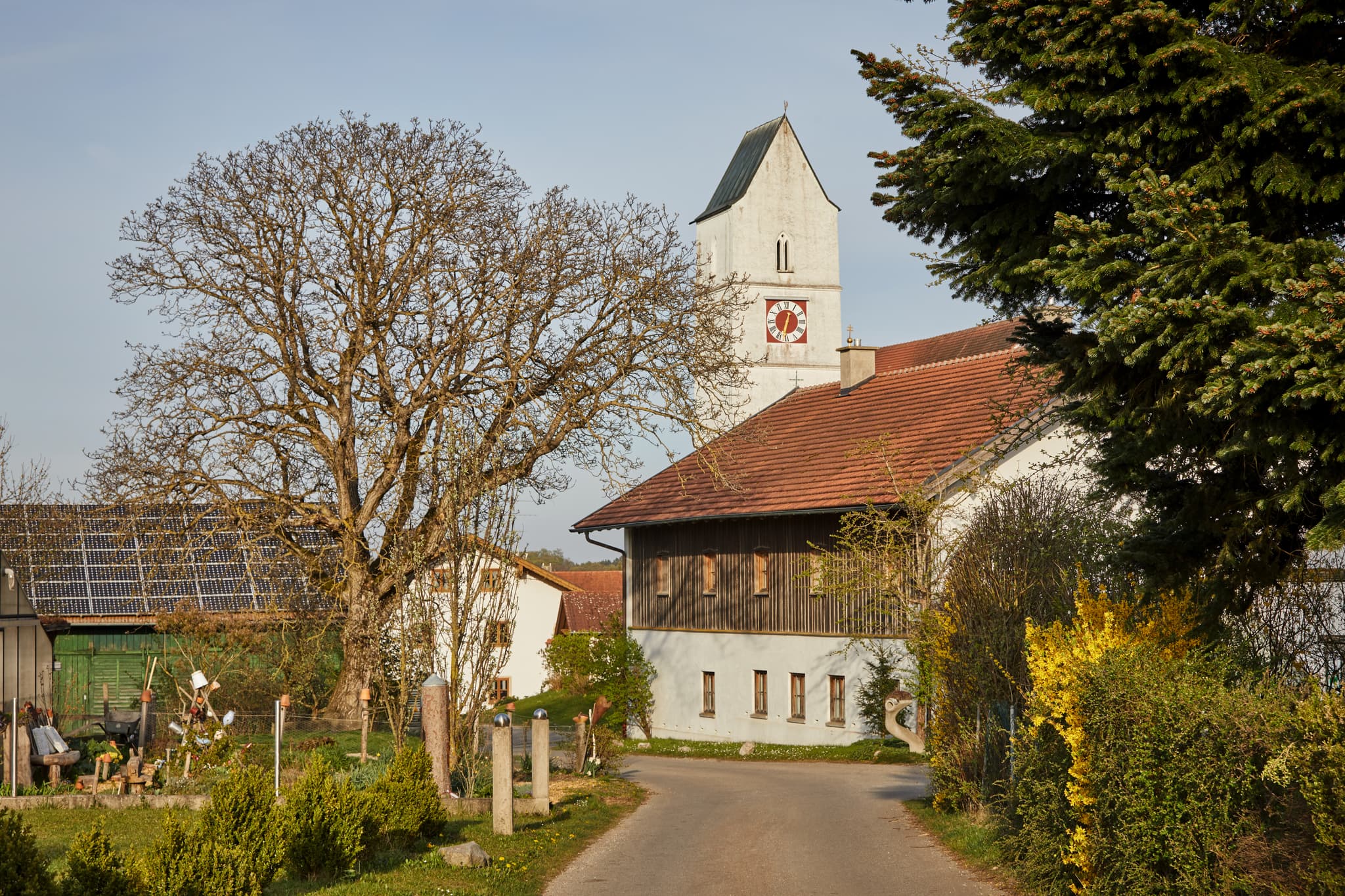 Ortsansicht von Ecking in der Gemeinde Reischach, Landkreis Altötting, Oberbayern, in der Region Inn-Salzach, Deutschland.