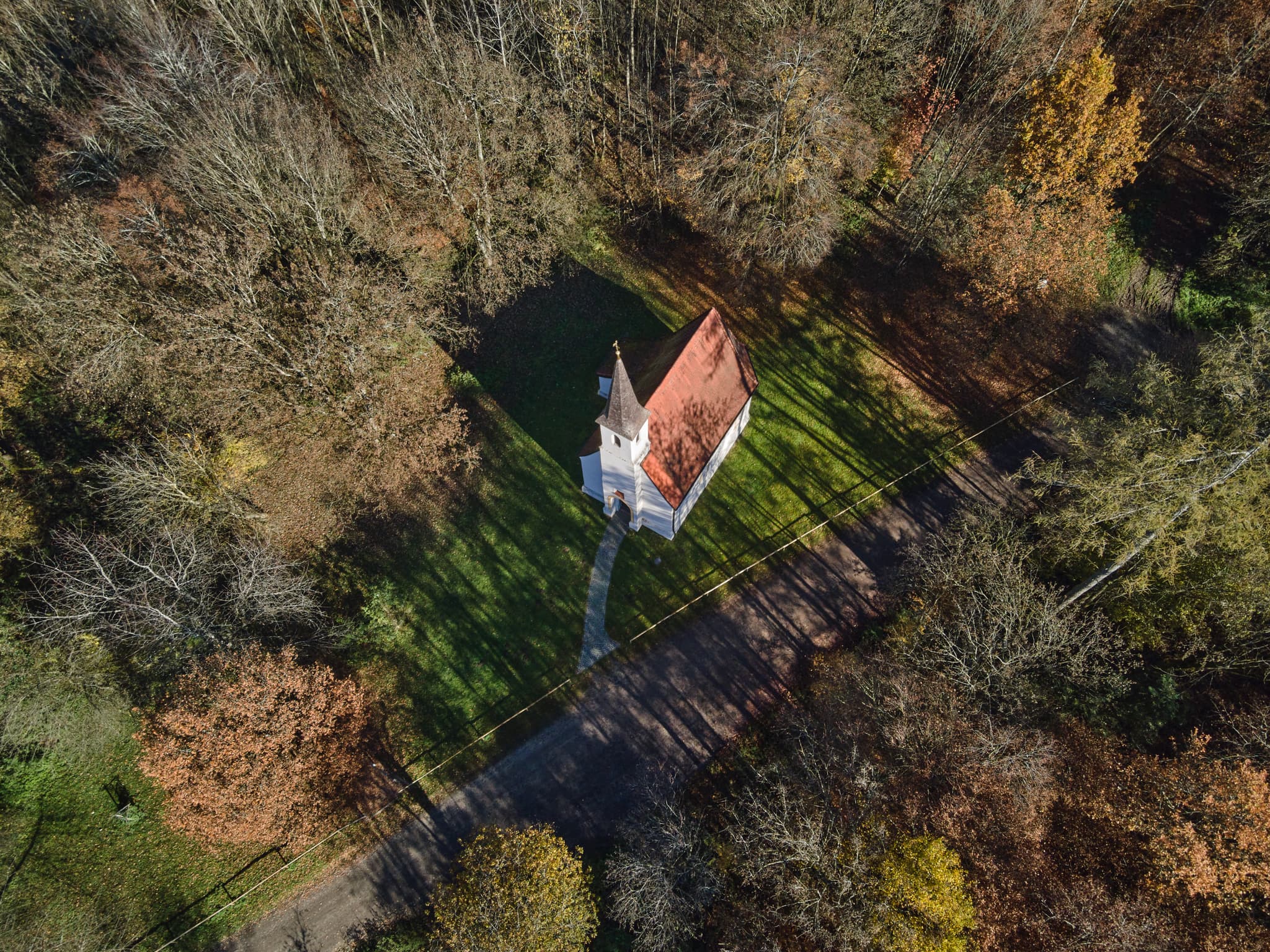 Herbstliche Luftaufnahme der Kapelle Hampersberg in Erharting, Landkreis Mühldorf am Inn, Oberbayern, Inn-Salzach. Ein idyllisches Motiv aus Deutschland.