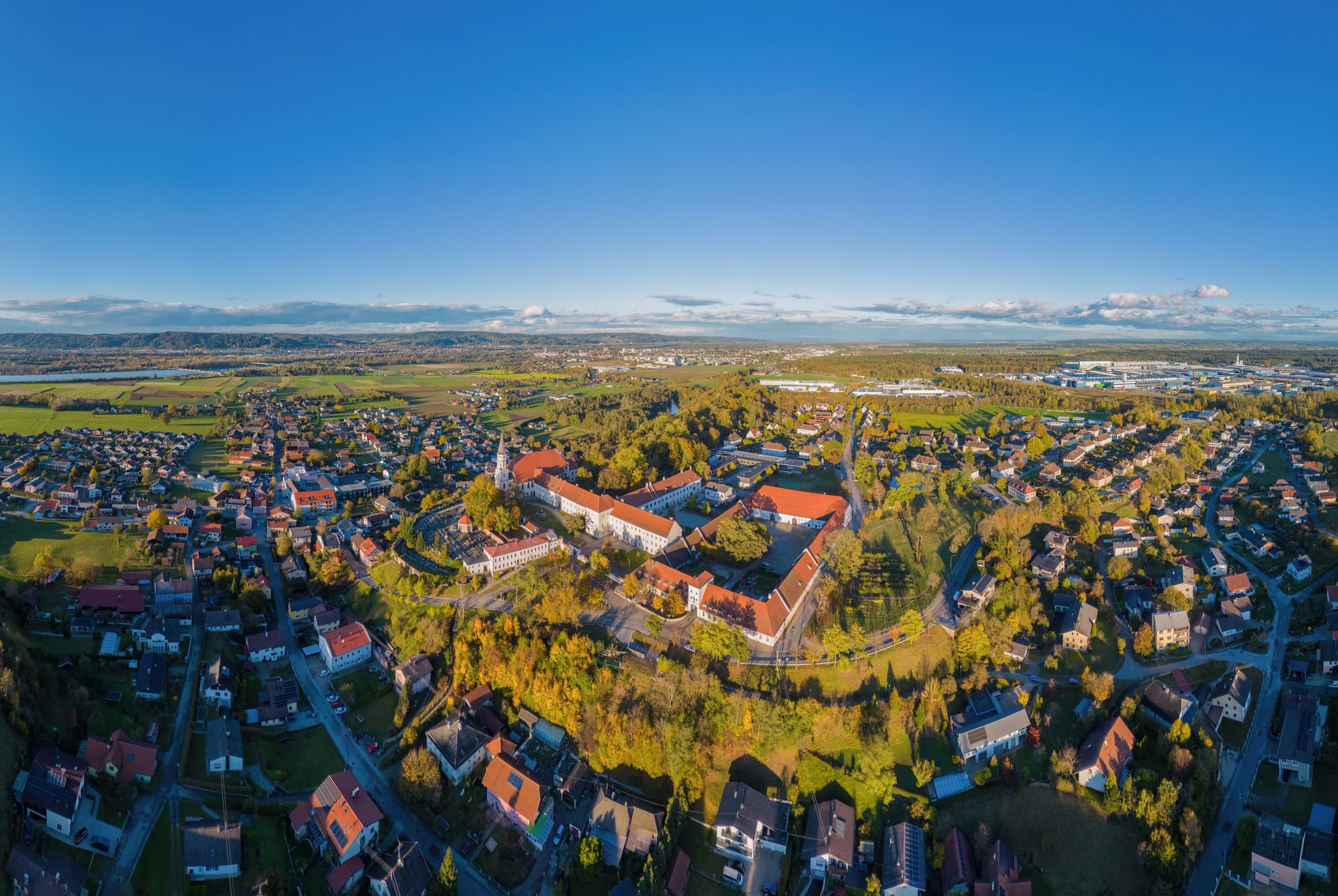 Schloss Ranshofen, Ranshofen, Bezirk Braunau am Inn, Oberösterreich. Ansicht der historischen Anlage im Innviertel, Österreich, an einem sonnigen Herbsttag.