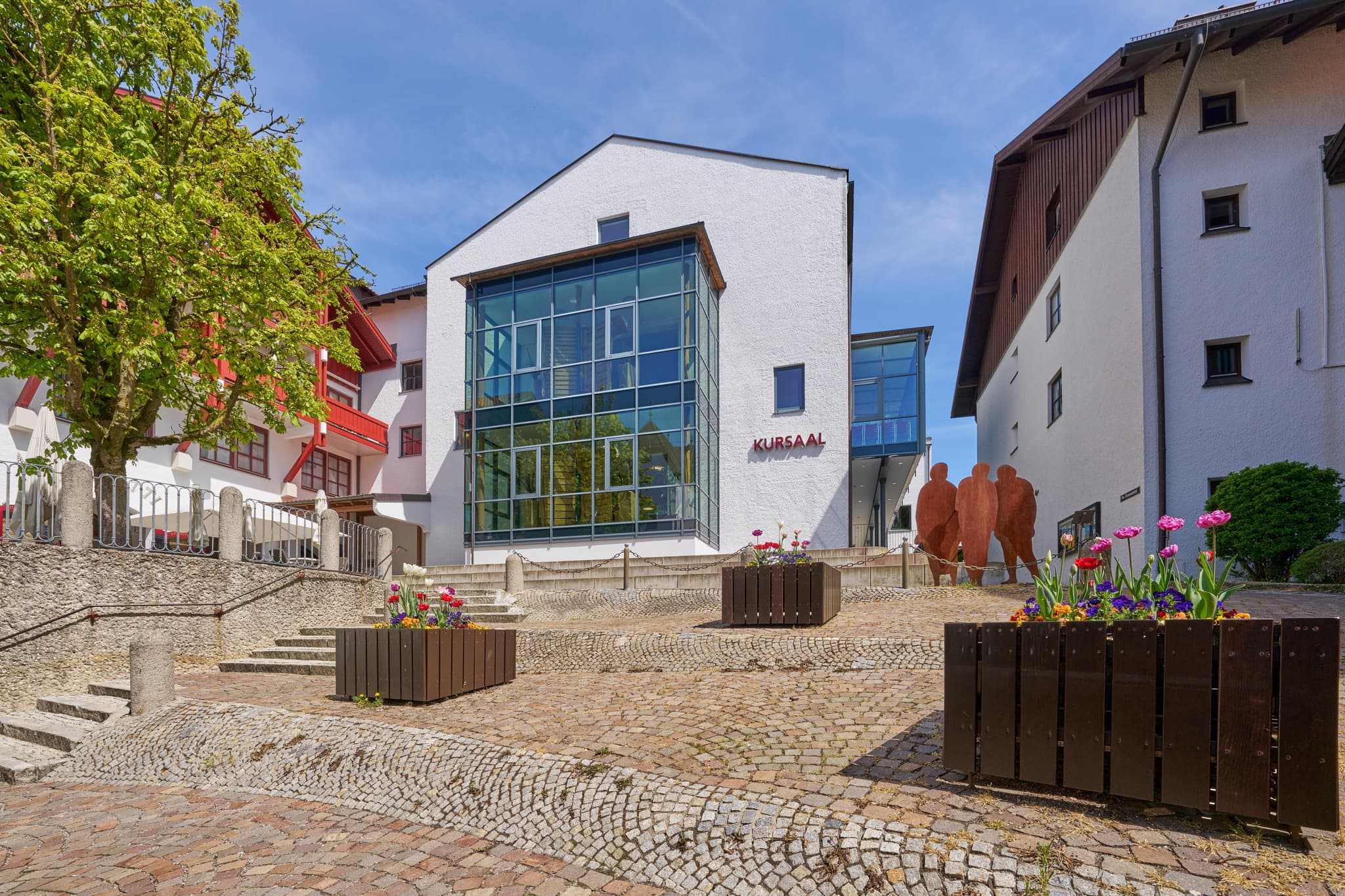 Entdecken Sie den Kursaal in Bad Griesbach im Rottal, Landkreis Passau, Niederbayern, Deutschland. Ein charmantes Frühlingsmotiv im Herzen des Bäderdreiecks.