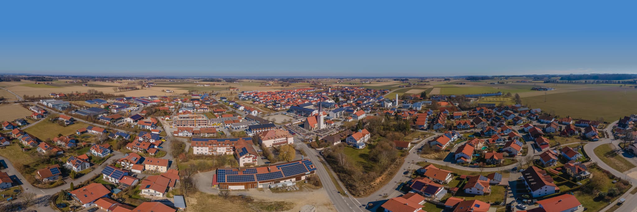 Luftbild von Unterneukirchen in Oberbayern, Inn-Salzach Region, Deutschland. Das Bild zeigt die Ortschaft mit ihren Häusern und der Landschaft.