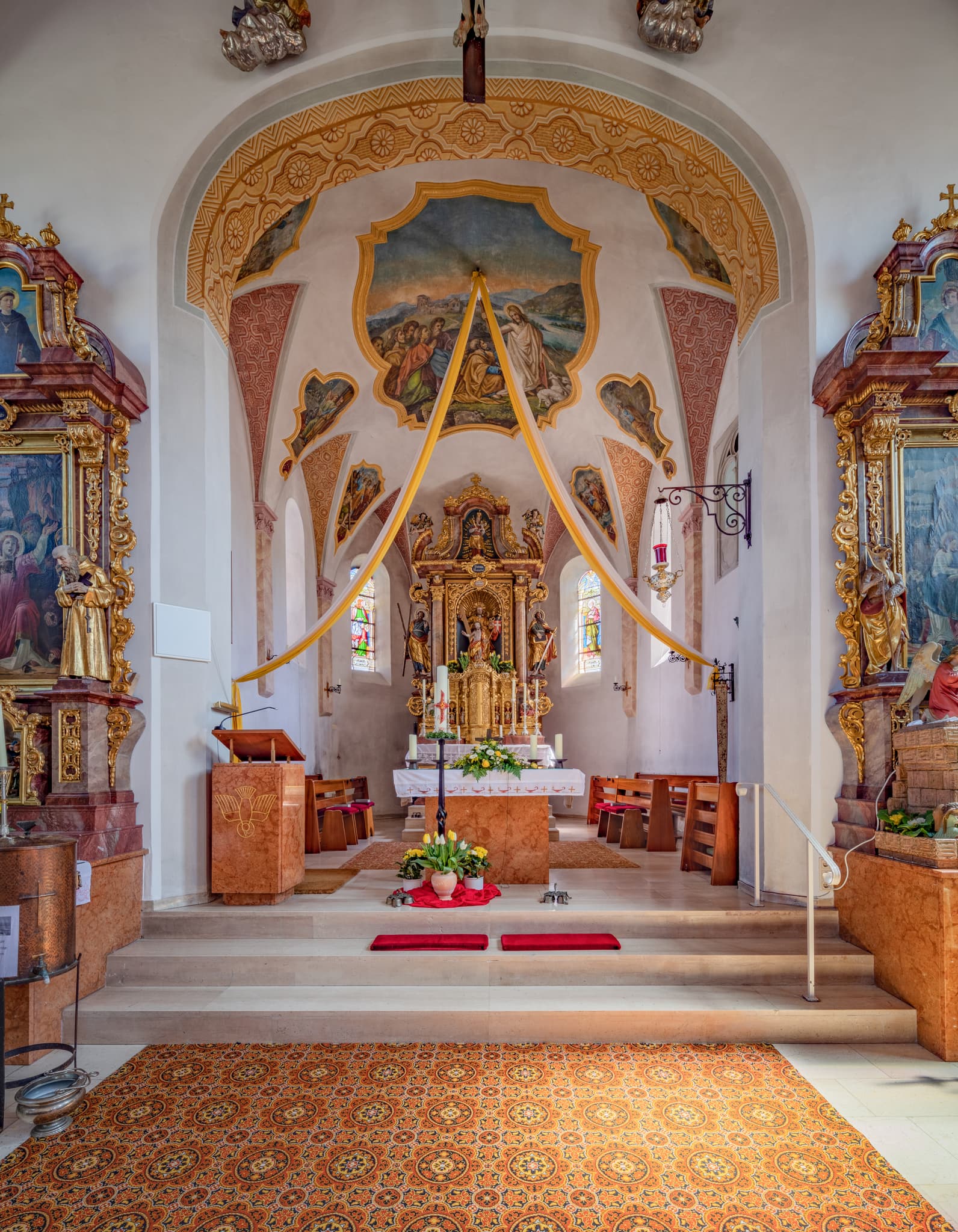 Pfarrkirche St. Peter und Paul in Erlbach, Landkreis Altötting, Oberbayern. Das Innere zeigt Altar und Gemälde in der Inn-Salzach Region, Deutschland.