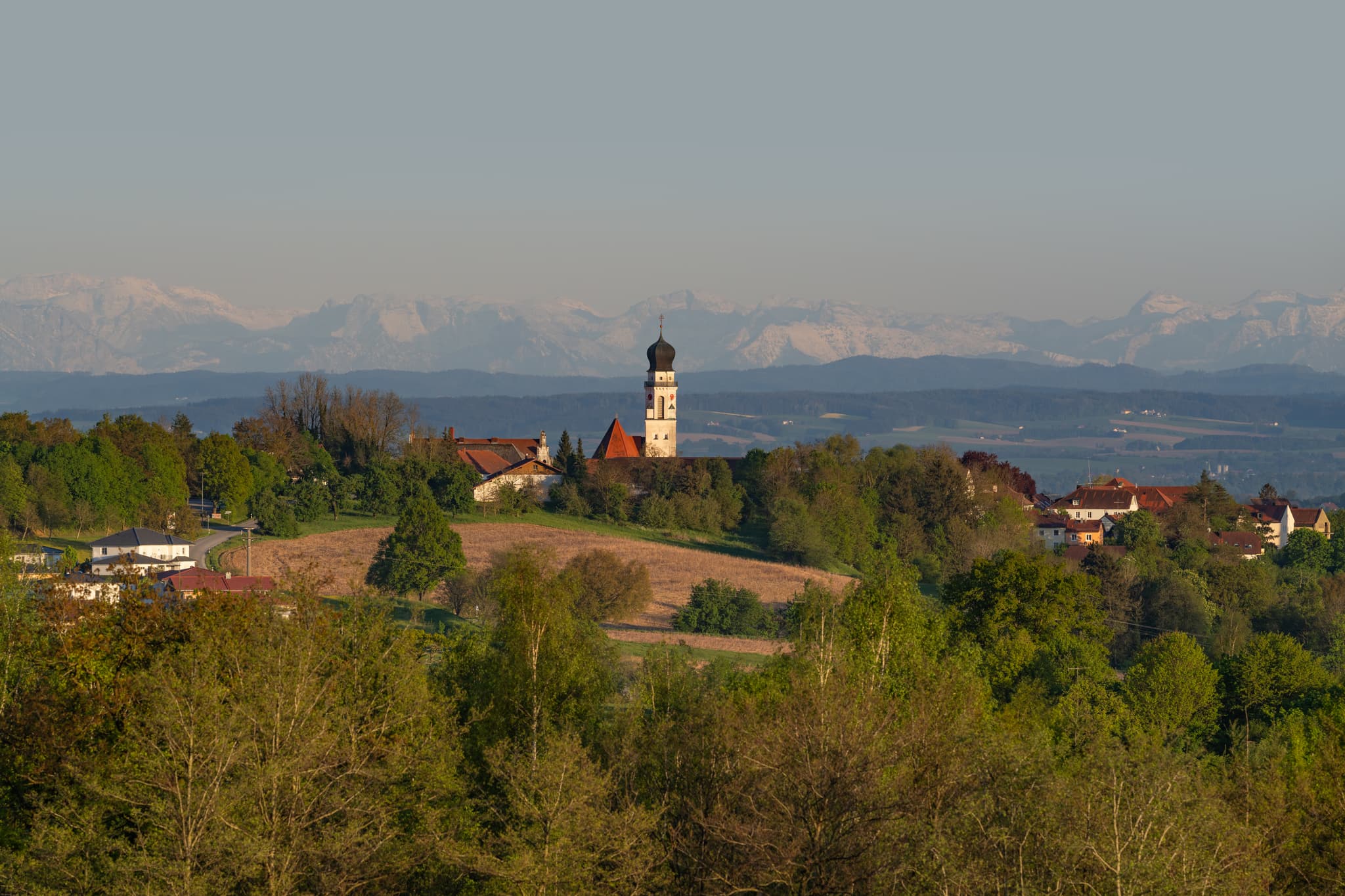 Panorama Blick vom Golfodrom auf Bad Griesbach im Rottal, Landkreis Passau, Niederbayern, Deutschland, mit den Alpen im Hintergrund.