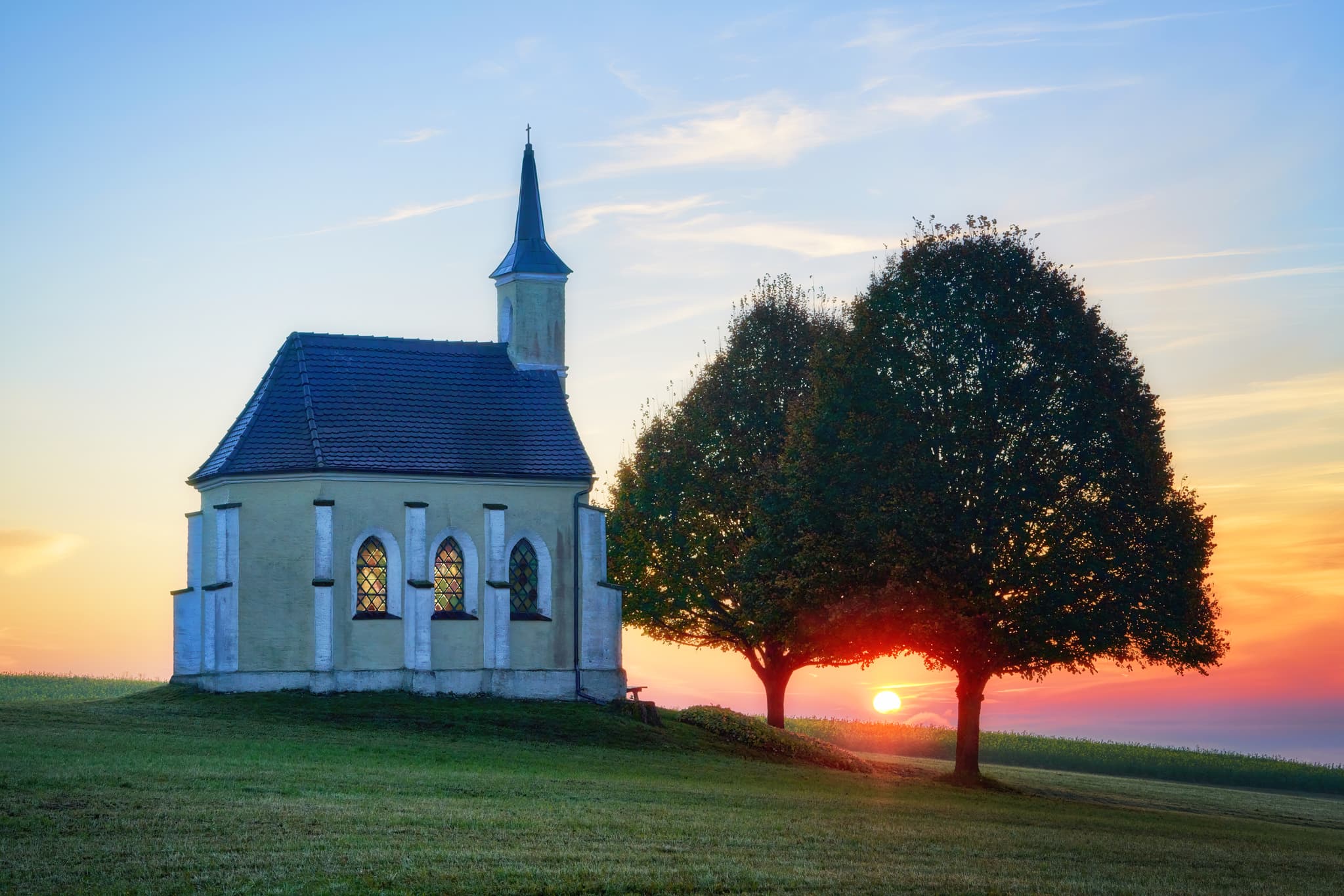 Die malerische Leithenkapelle in Kößlarn, Landkreis Passau, Niederbayern, ist ein idyllisches Fotomotiv im Herzen des Bäderdreiecks in Deutschland.