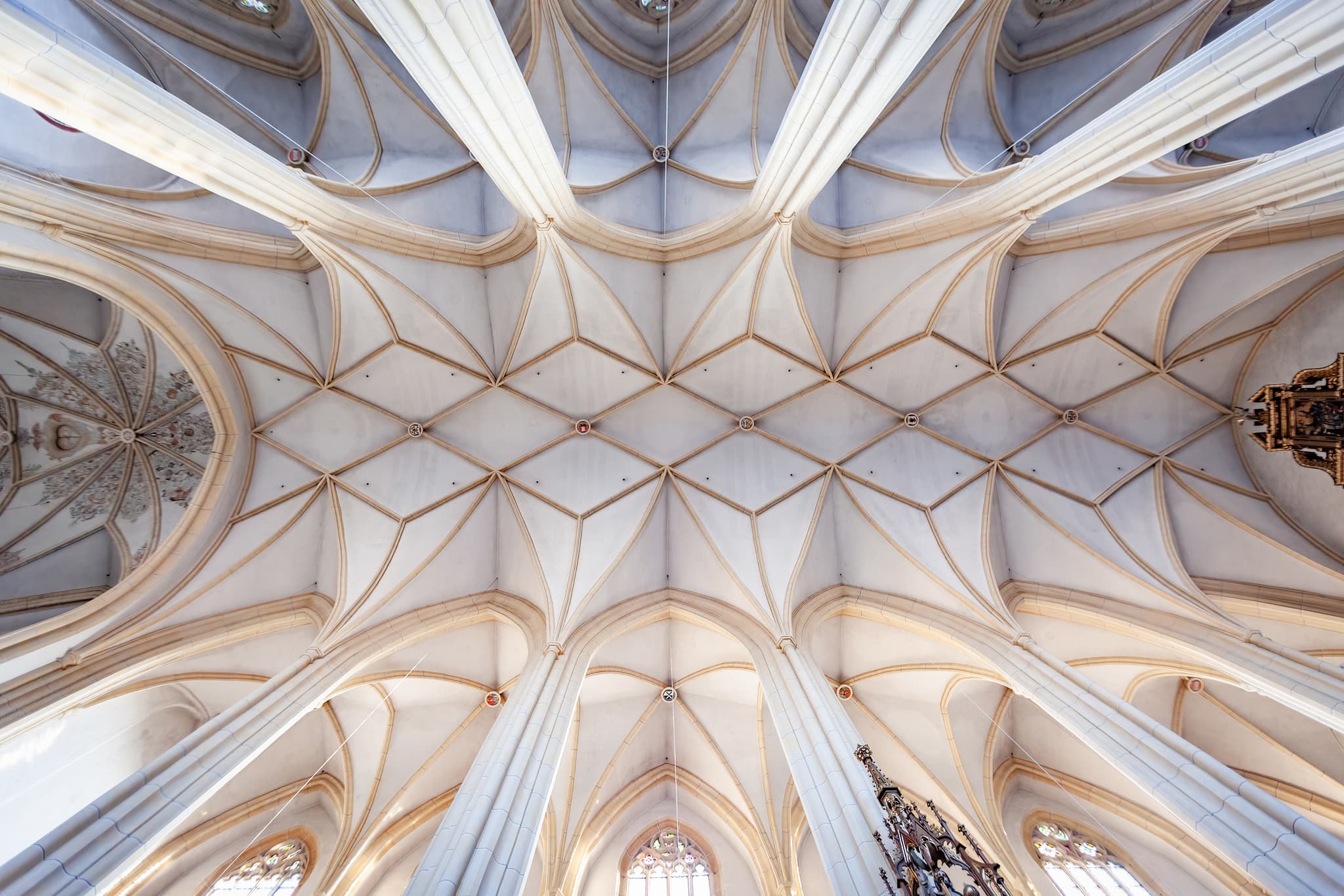 Innenansicht der Pfarrkirche St. Nikolaus in Neuötting, Dom des Inntals im Landkreis Altötting, Oberbayern. Sie gehört zur Region Inn-Salzach in Deutschland.