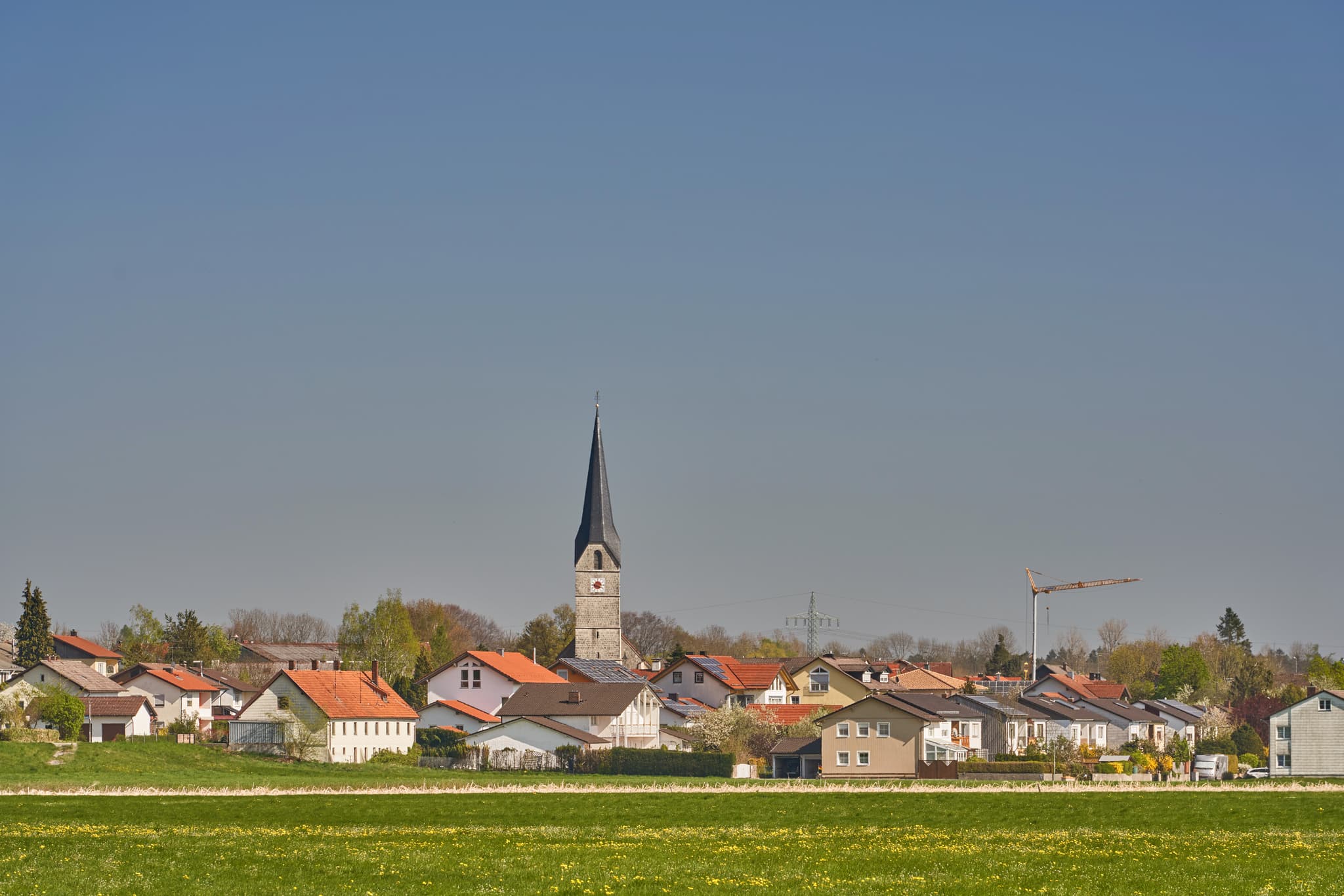 Blick auf Stammham, Landkreis Altötting, Oberbayern. Das Dorf mit Kirche, Häusern, umgeben von grünen Wiesen. Region Inn-Salzach, Deutschland.